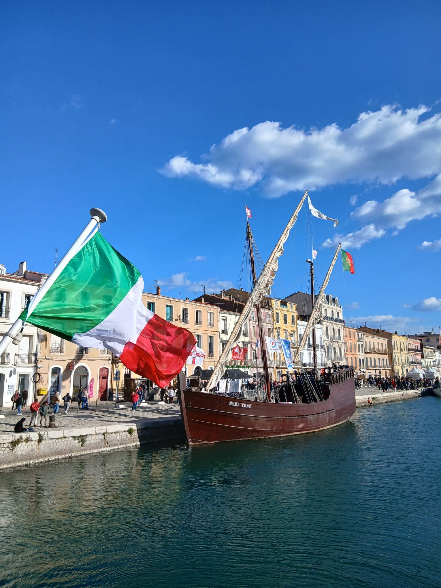 Il Tricolore davanti alla caravella portoghese
