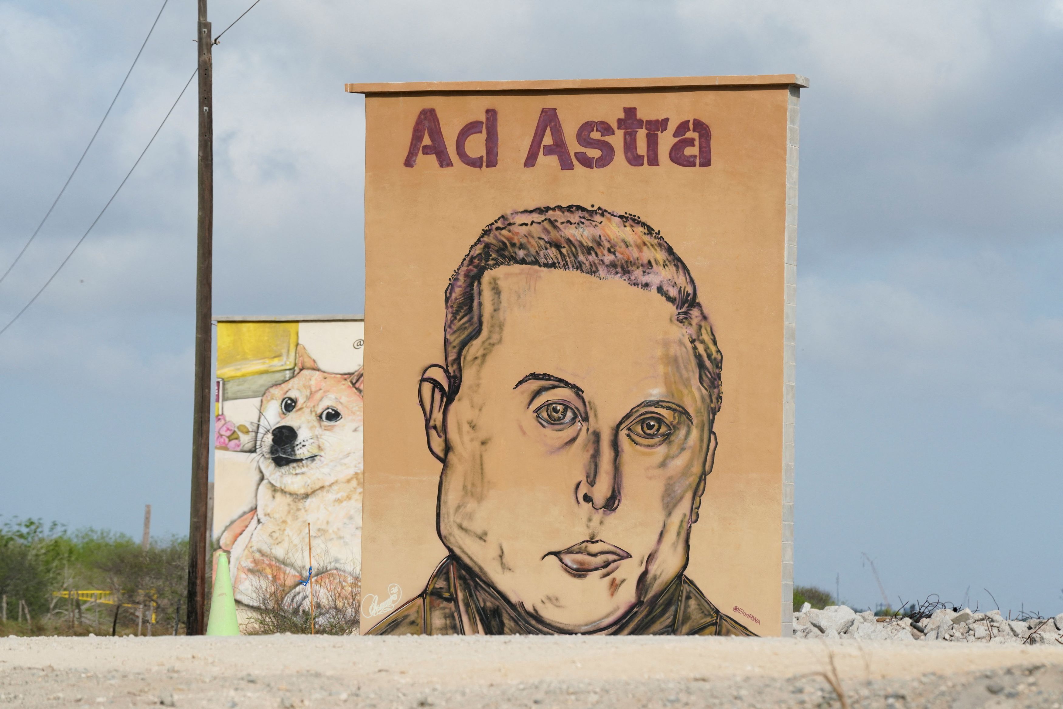 Un murales che ritrae Elon Musk su un muro di Brownsville, in Texas /Reuters