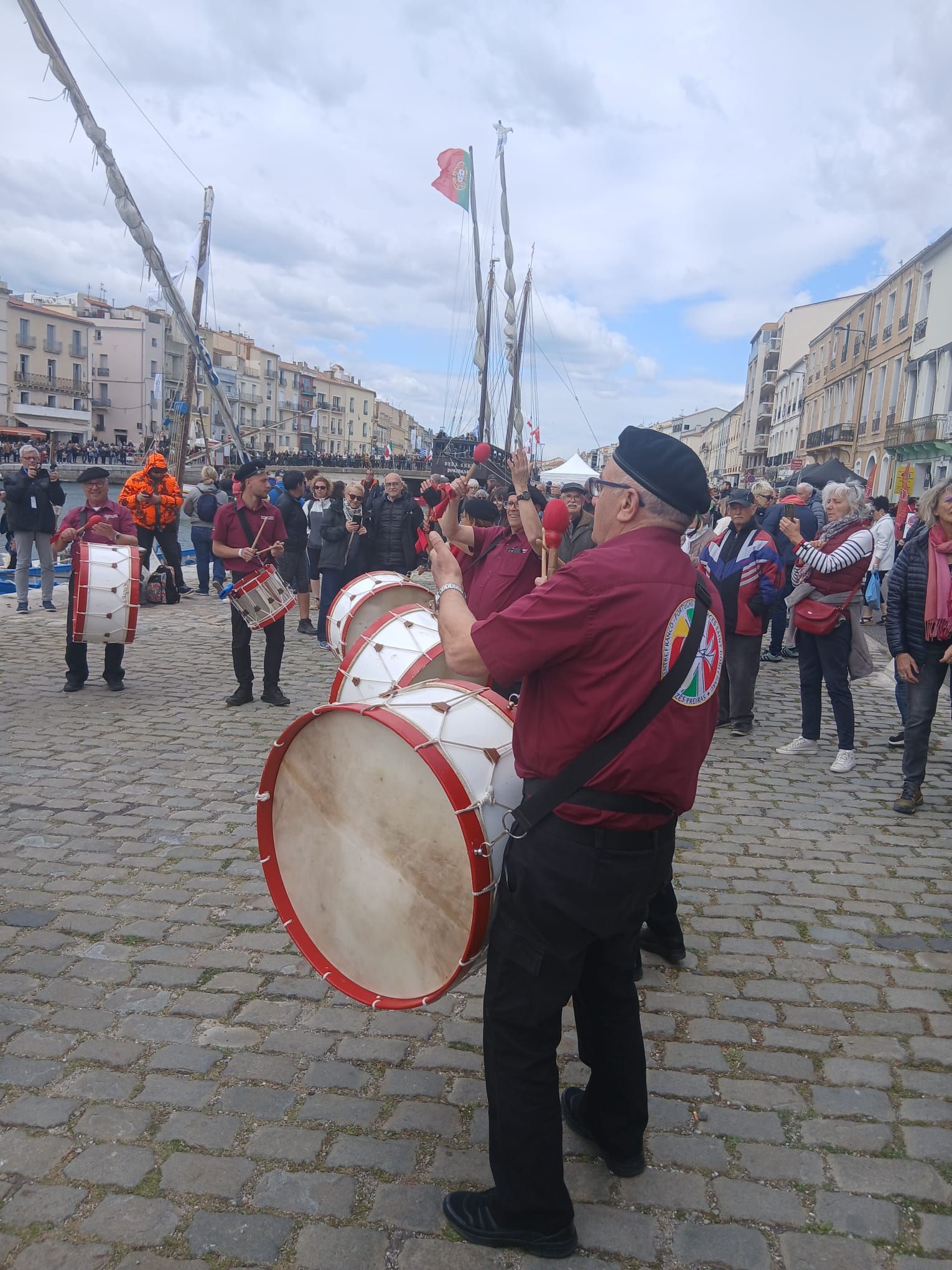 Un gruppo musicale sul molo