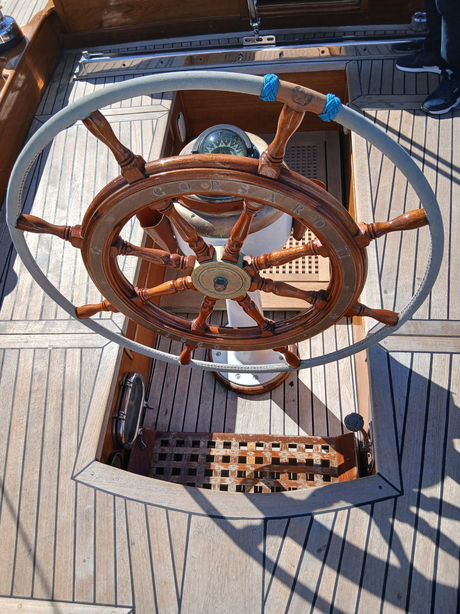 Un primo piano di un timone