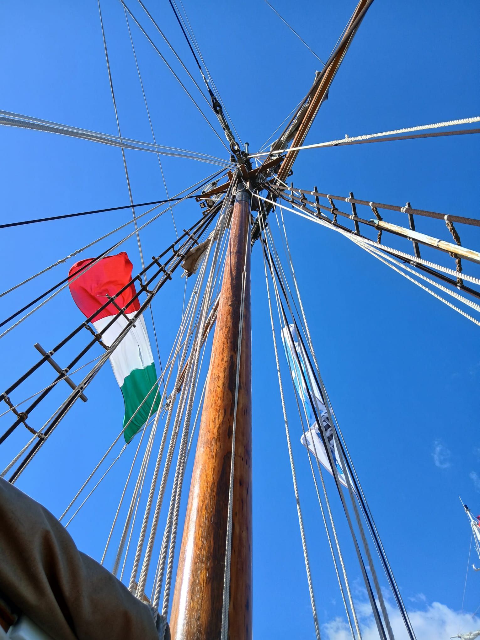 La bandiera dell'Italia sventola sotto l'albero maestro