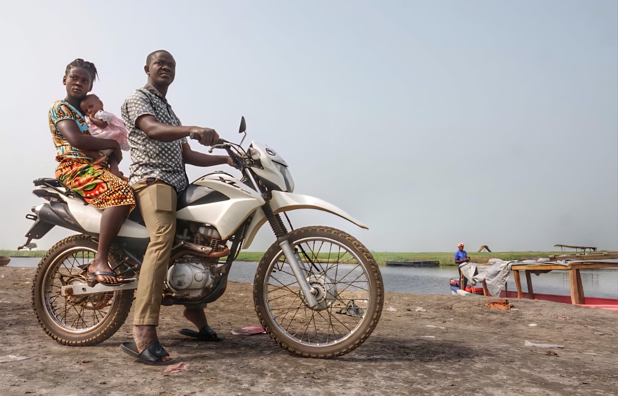 Il moto-taxista con le due pazienti