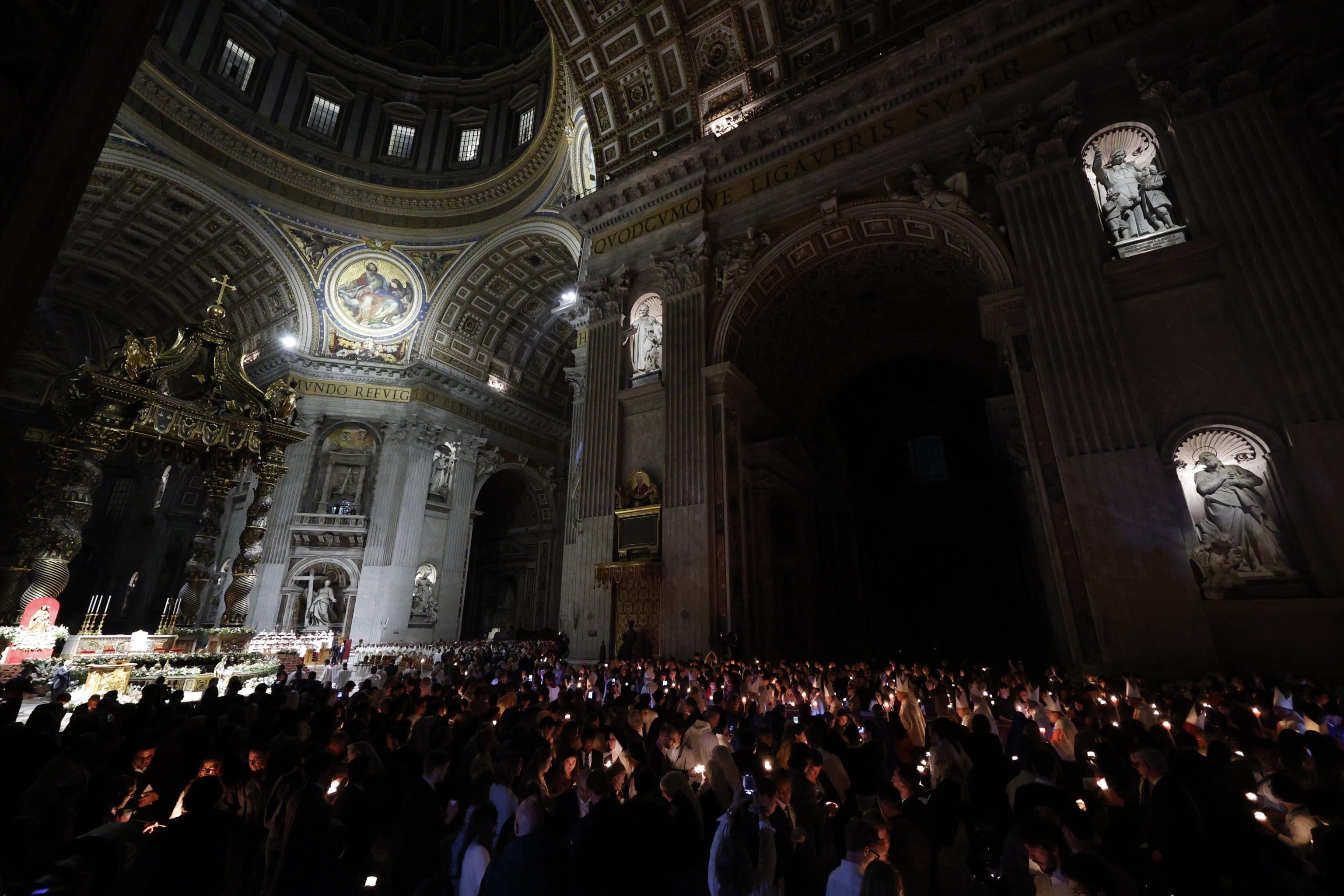 La Basilica di San Pietro in penombra all'inizio della Veglia pasquale presieduta da Leone XIV / ANSA