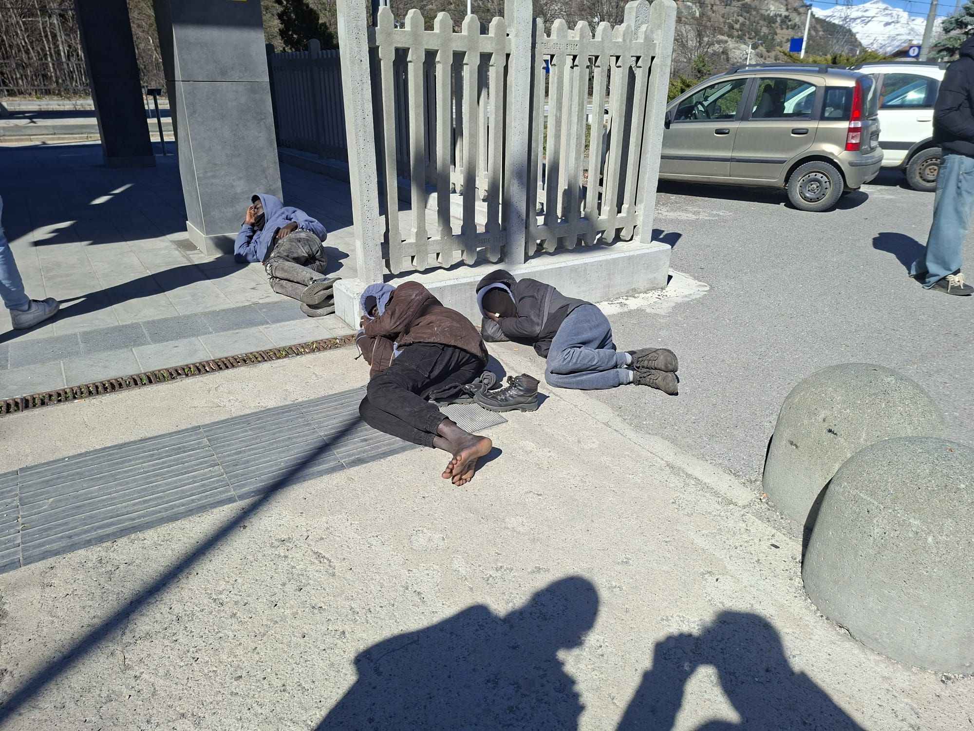 Giovani stremati dormono fuori dalla stazione di Oulx