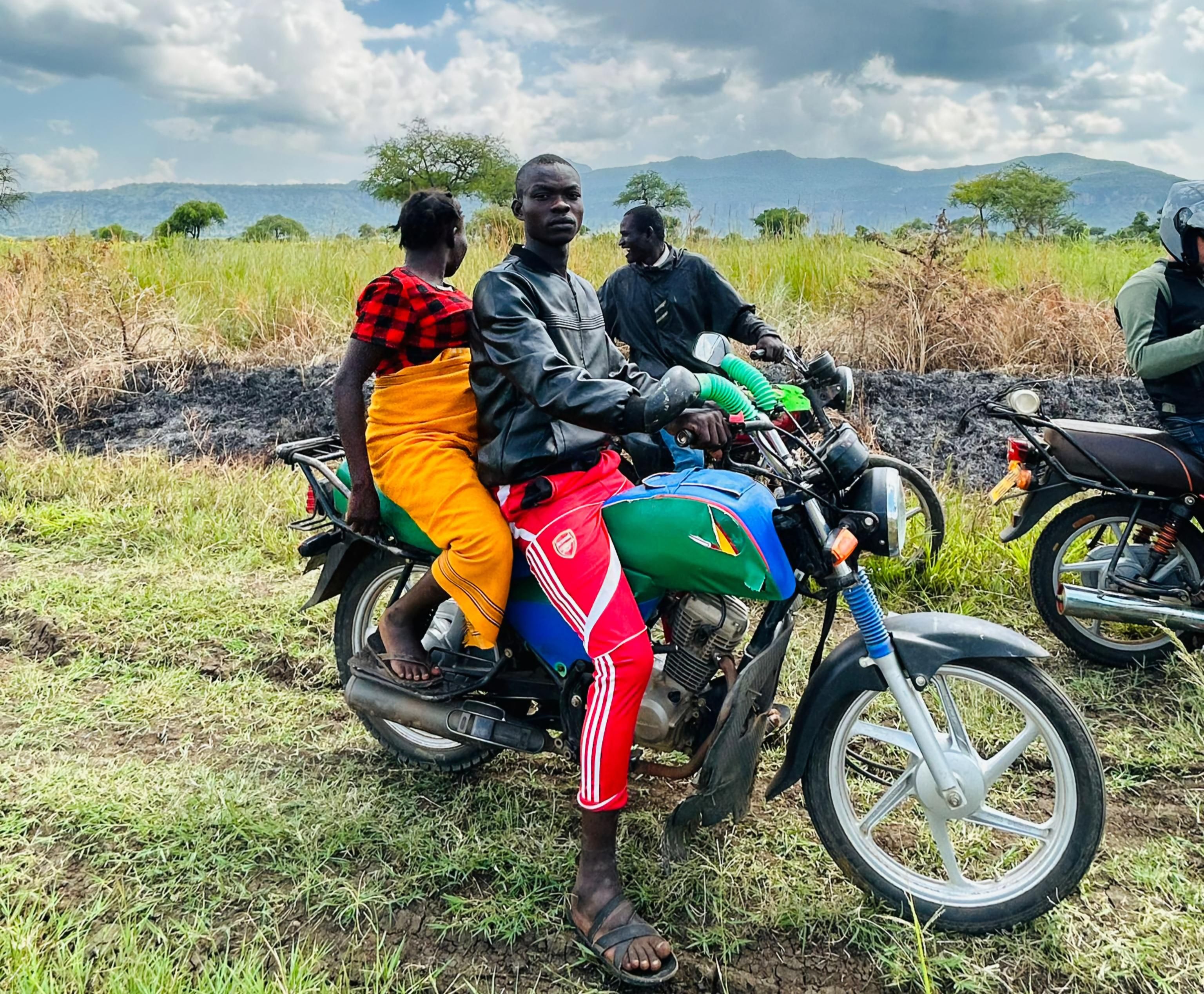 Il team in Africa con una delle moto-ambulanze aiuta una donna incinta