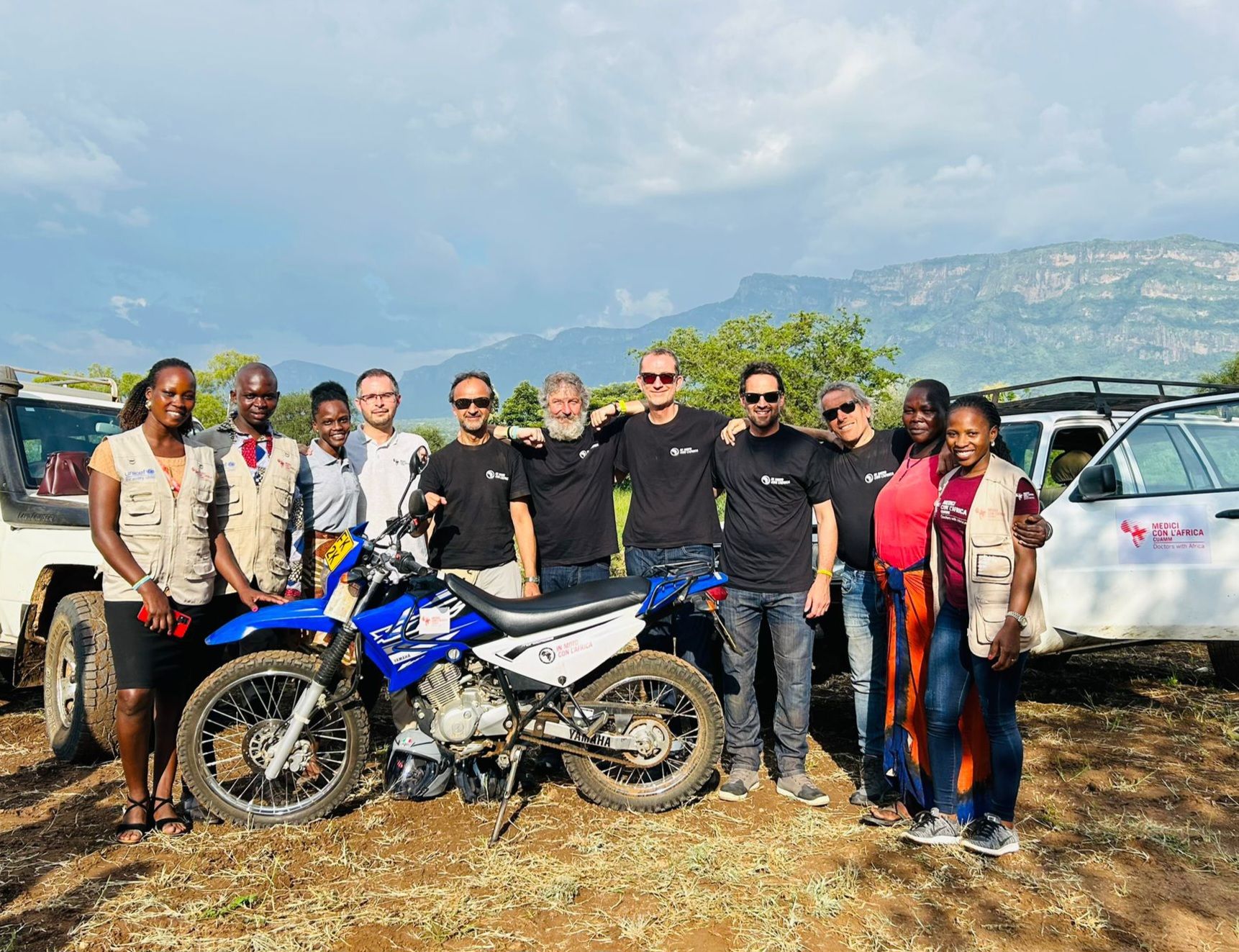 Il team in Africa con una delle moto-ambulanze utilizzate per percorrere sterrati polverosi e aiutare le donne che devono partorire o curare i loro bimbi