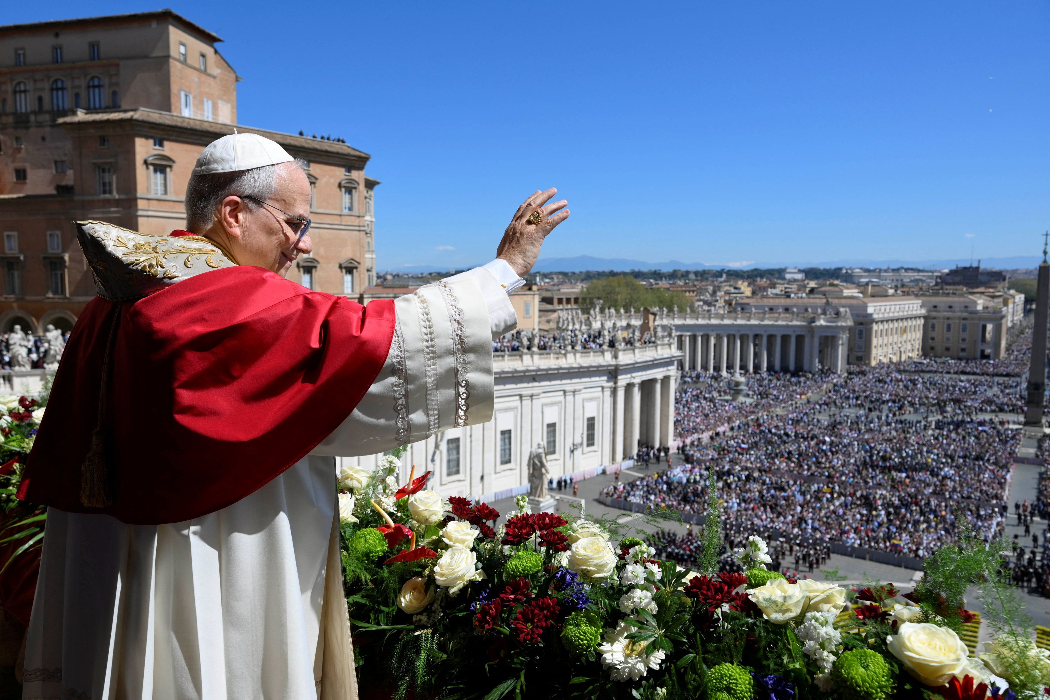 Papa Leone XIV affacciato dalla loggia centrale della Basilica di San Pietro per il messaggio di Pasqua e la benedizione "Urbi et Orbi" / VATICAN MEDIA