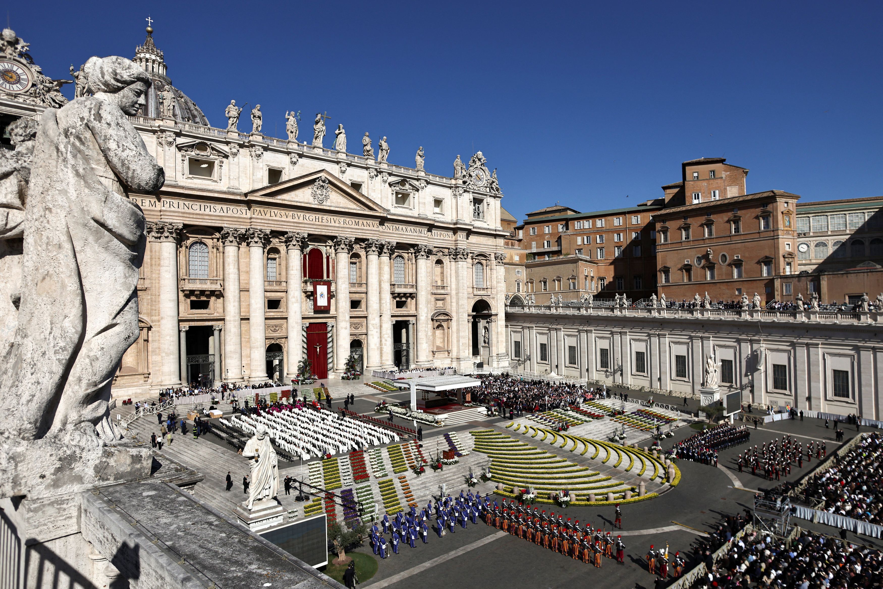 Piazza San Pietro accoglie la Messa di Pasqua presieduta da papa Leone XIV / REUTERS