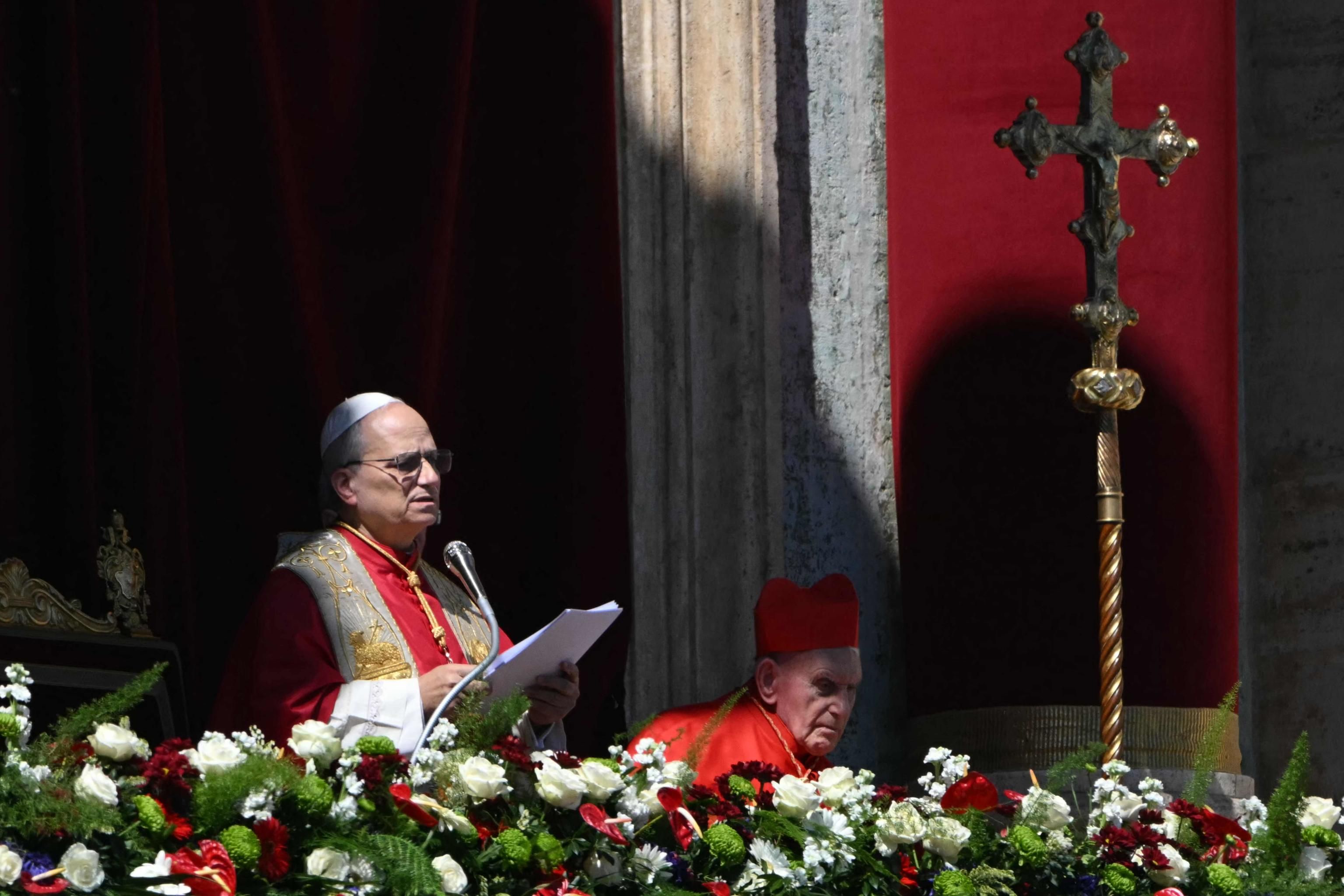 Papa Leone XIV affacciato dalla loggia centrale della Basilica di San Pietro per il messaggio di Pasqua e la benedizione "Urbi et Orbi" / AFP