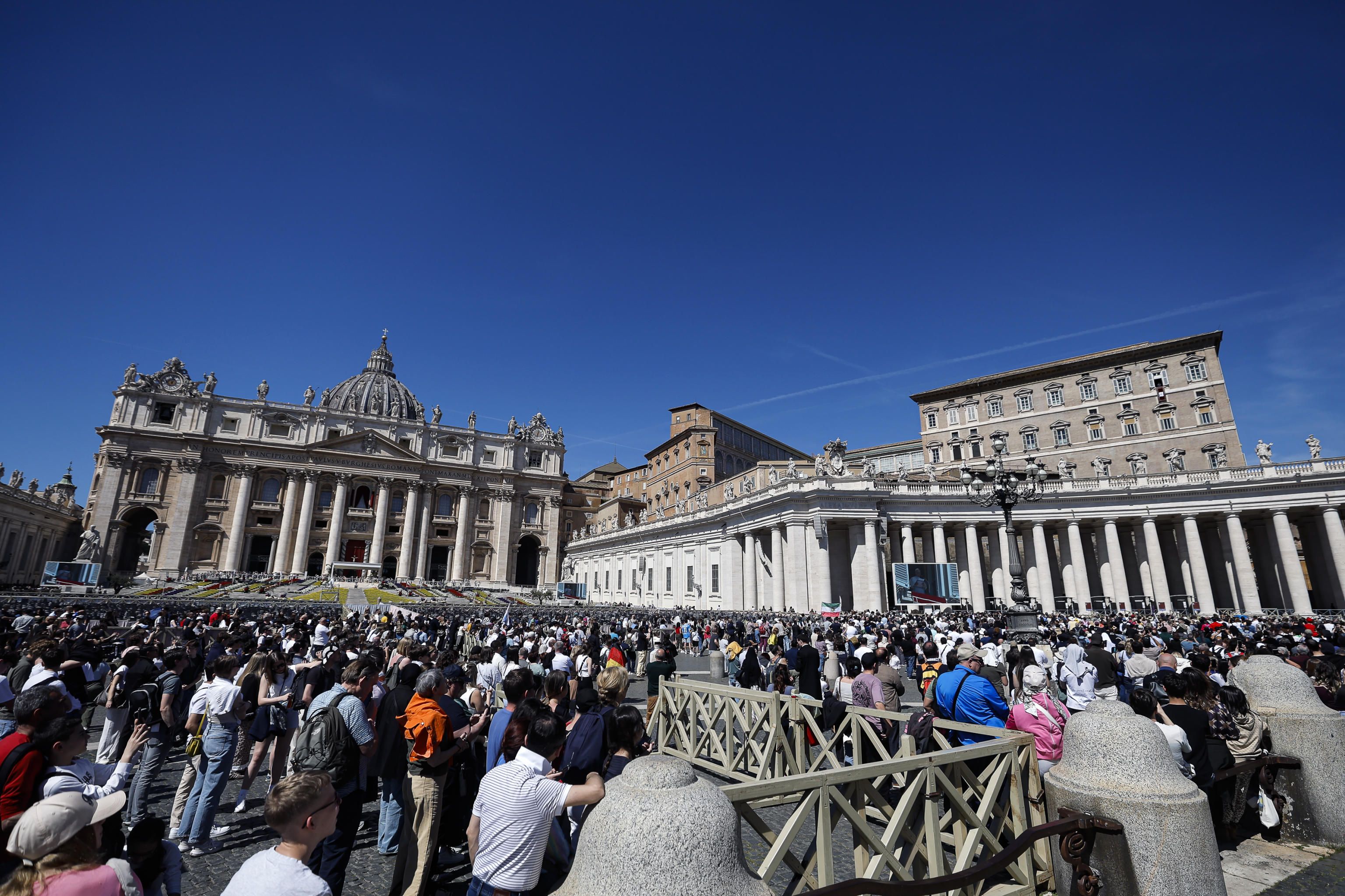 Fedeli in piazza San Pietro per la preghiera del Regina Coeli con papa Leone XIV, 6 aprile 2026 - (ANSA)