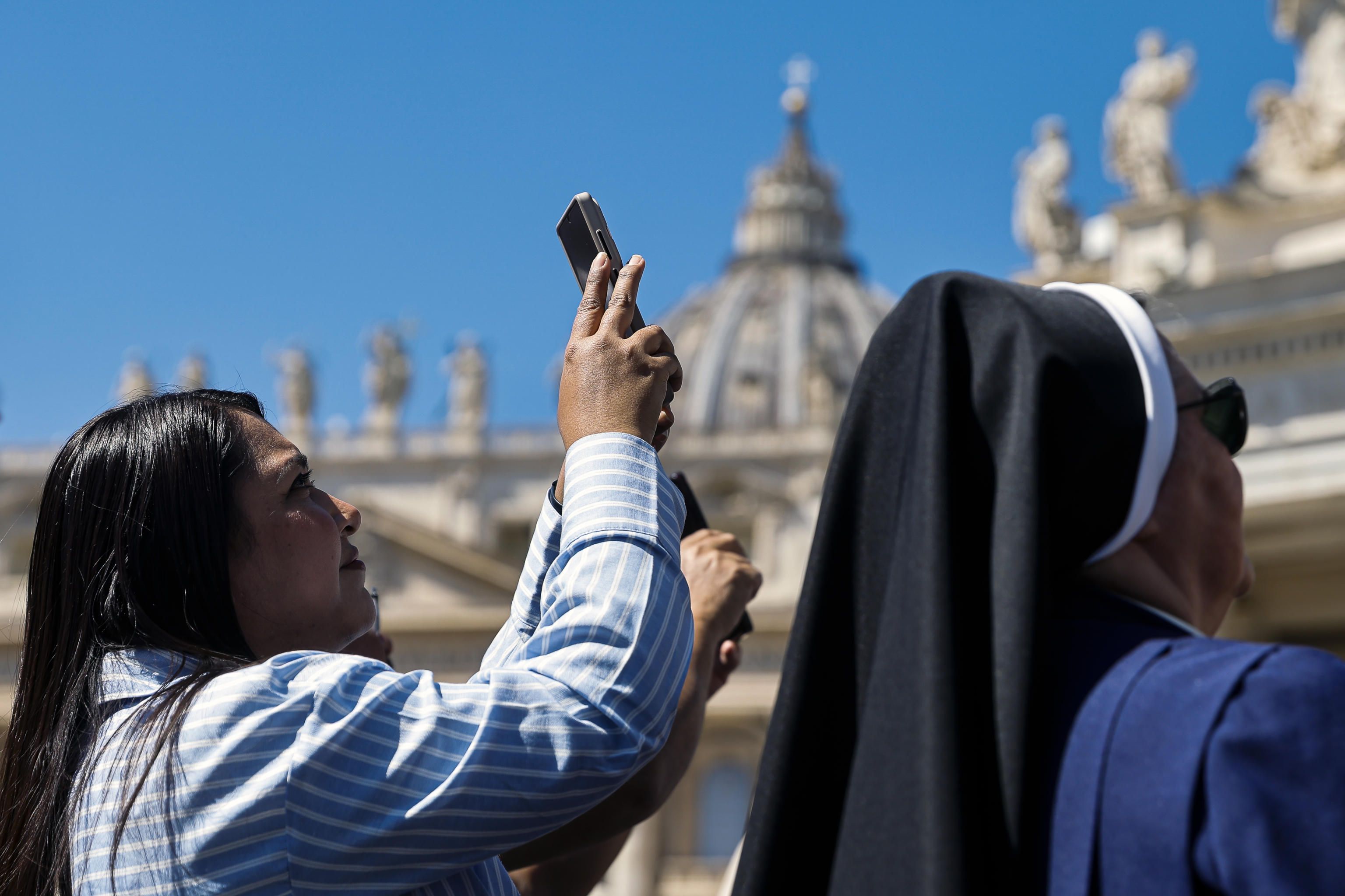Fedeli in piazza San Pietro per la preghiera del Regina Coeli con papa Leone XIV, 6 aprile 2026 - (ANSA)