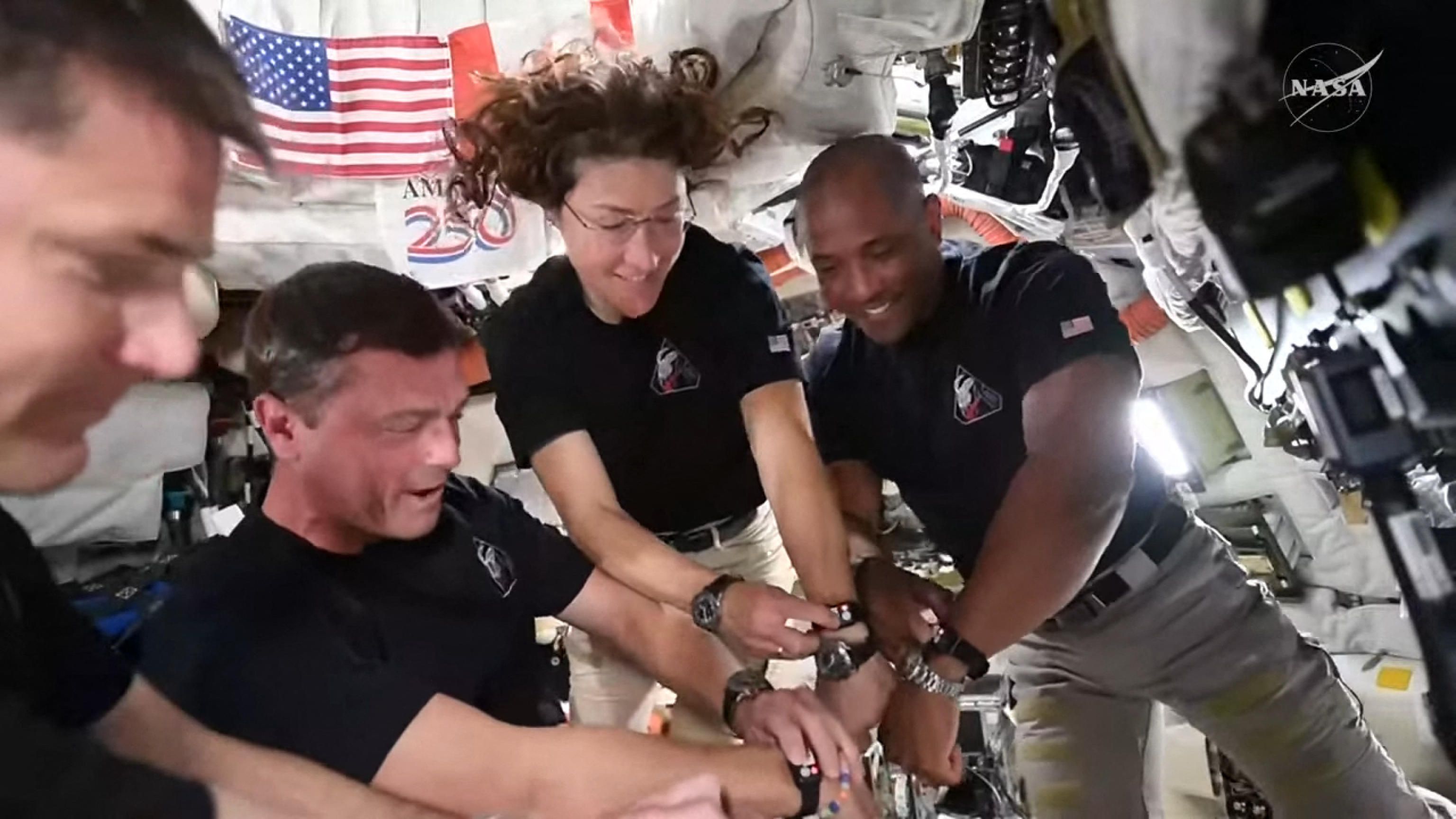 Gli astronauti Jeremy Hansen, Reid Wiseman, Christina Koch e Victor Glover sincronizzano gli orologi a bordo della capsula Orion, in un’immagine tratta da una diretta Nasa durante la missione Artemis II. Nel corso del sorvolo lunare, l’equipaggio ha vissuto anche un momento carico di emozione, dedicando un piccolo cratere — visibile in alcune fasi dell’orbita lunare — alla memoria della moglie scomparsa del comandante Reid Wiseman, battezzandolo «Carroll»