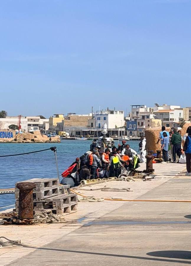 L'arrivo dei migranti soccorsi nel porto di Lampedusa