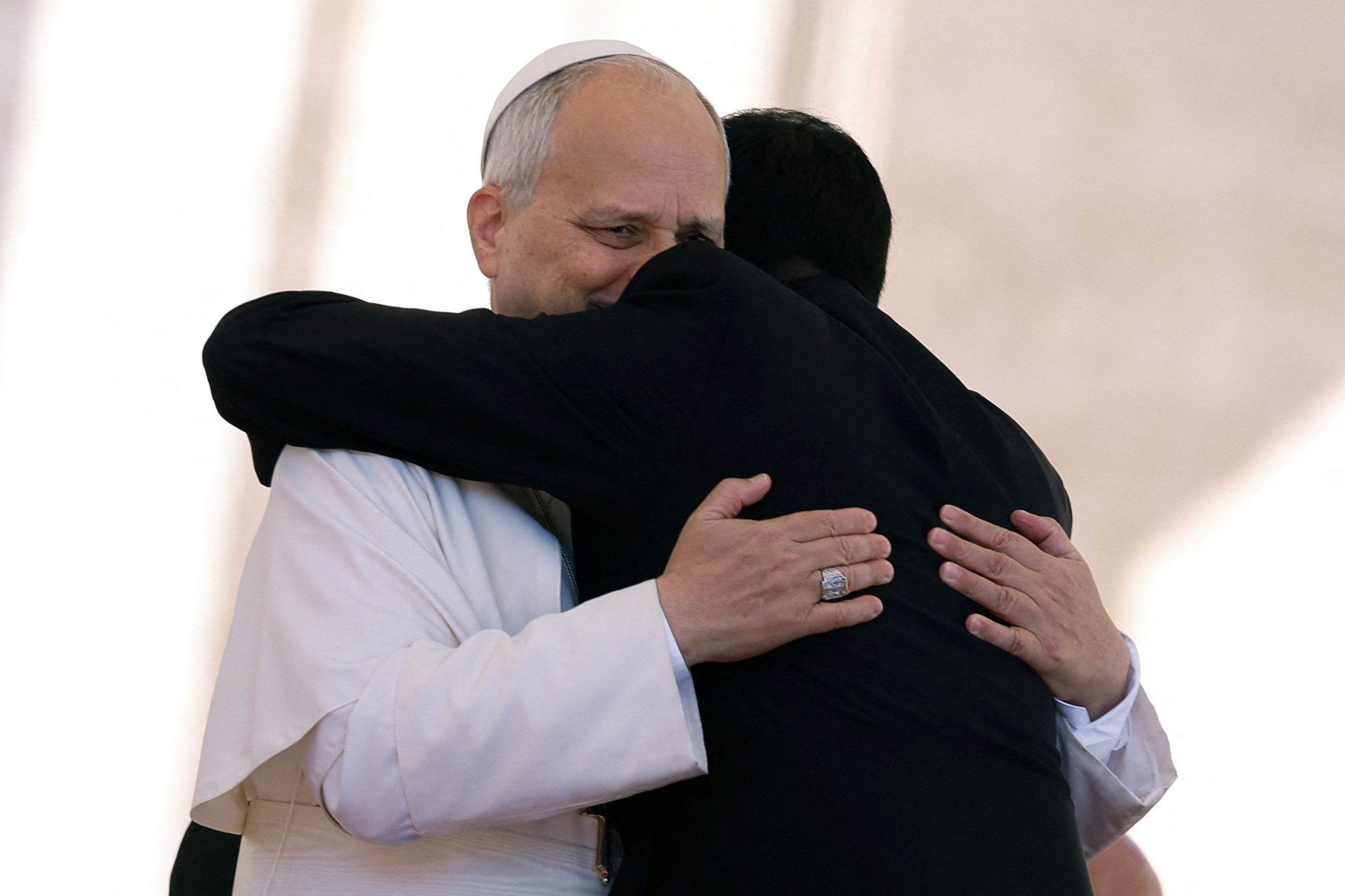 Papa Leone XIV abbraccia un sacerdote al termine dell'Udienza generale, 8 parile 2026 - (REUTERS)