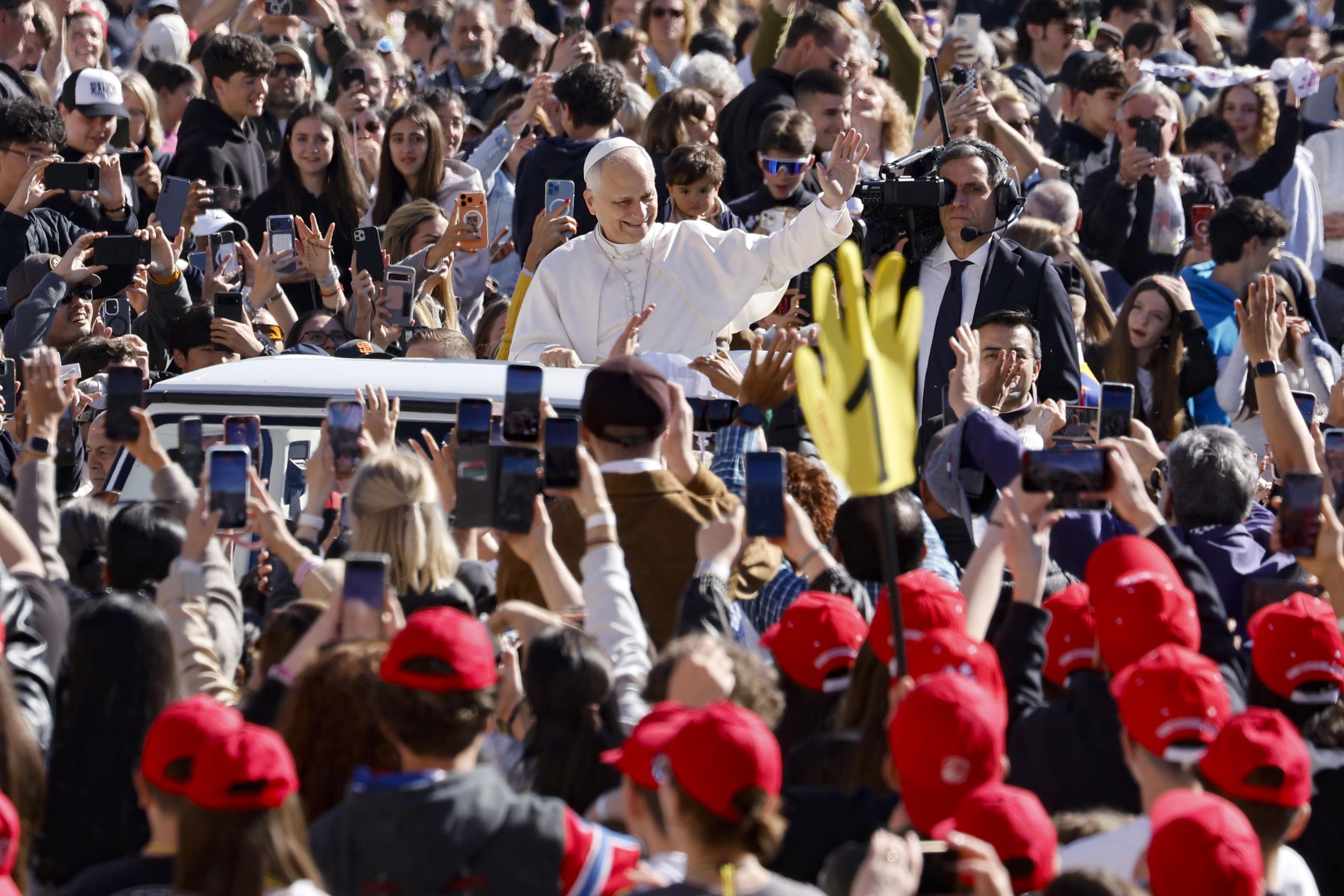 Papa Leone XIV durante il giro in papamobile in piazza San Pietro, prima dell'Udienza generale, 8 aprile 2026 - (ANSA)