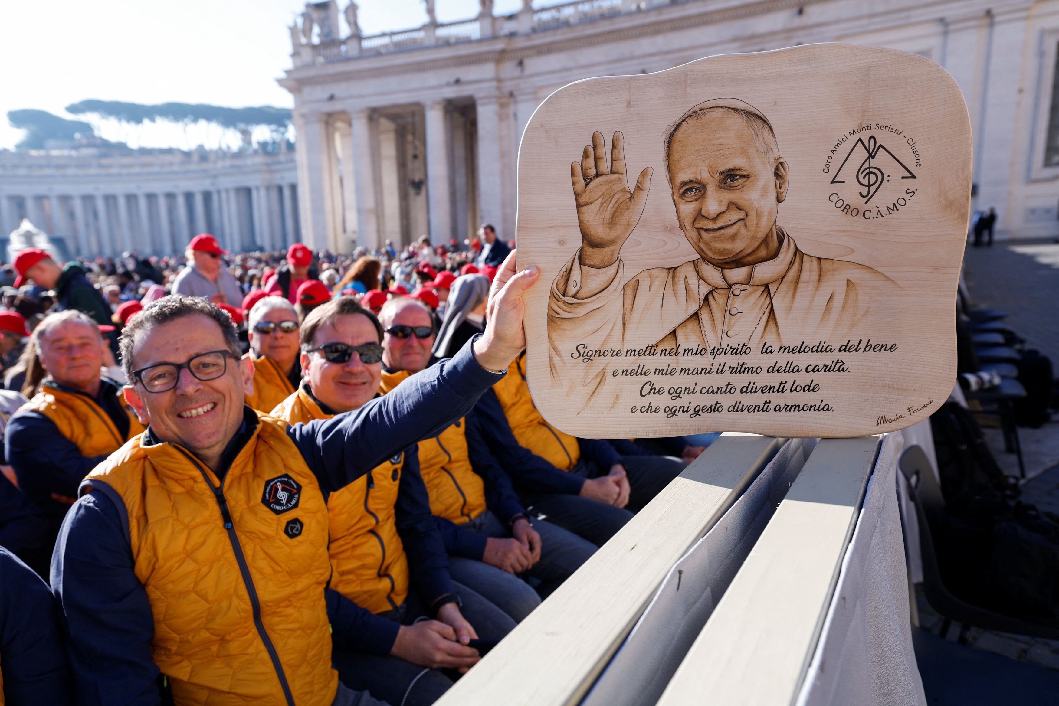 Fedeli in piazza San Pietro durante l'Udienza generale con papa Leone XIV, 8 aprile 2026 - (REUTERS)