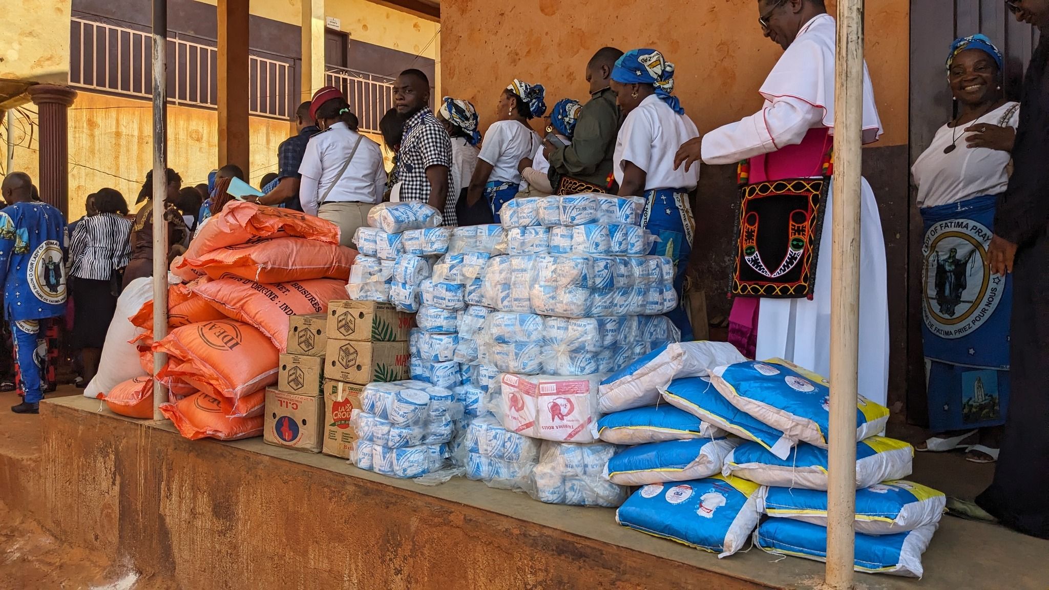 Gli aiuti umanitari distribuiti dall'arcidiocesi di Bamenda in Camerun / Facebook