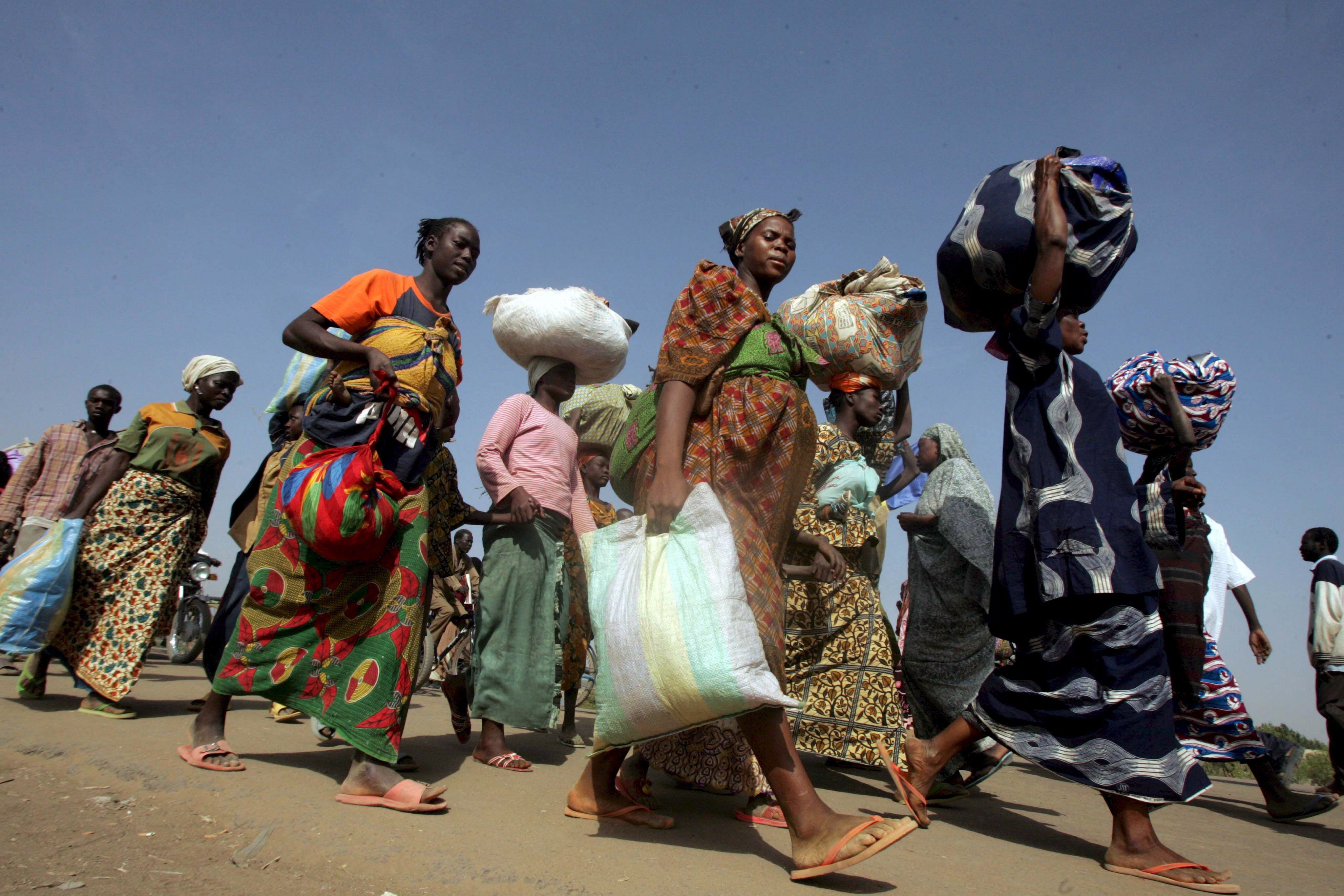 Migliaia di donne, uomini e bambini in fuga dalla guerra nel nord del Camerun / Ansa 