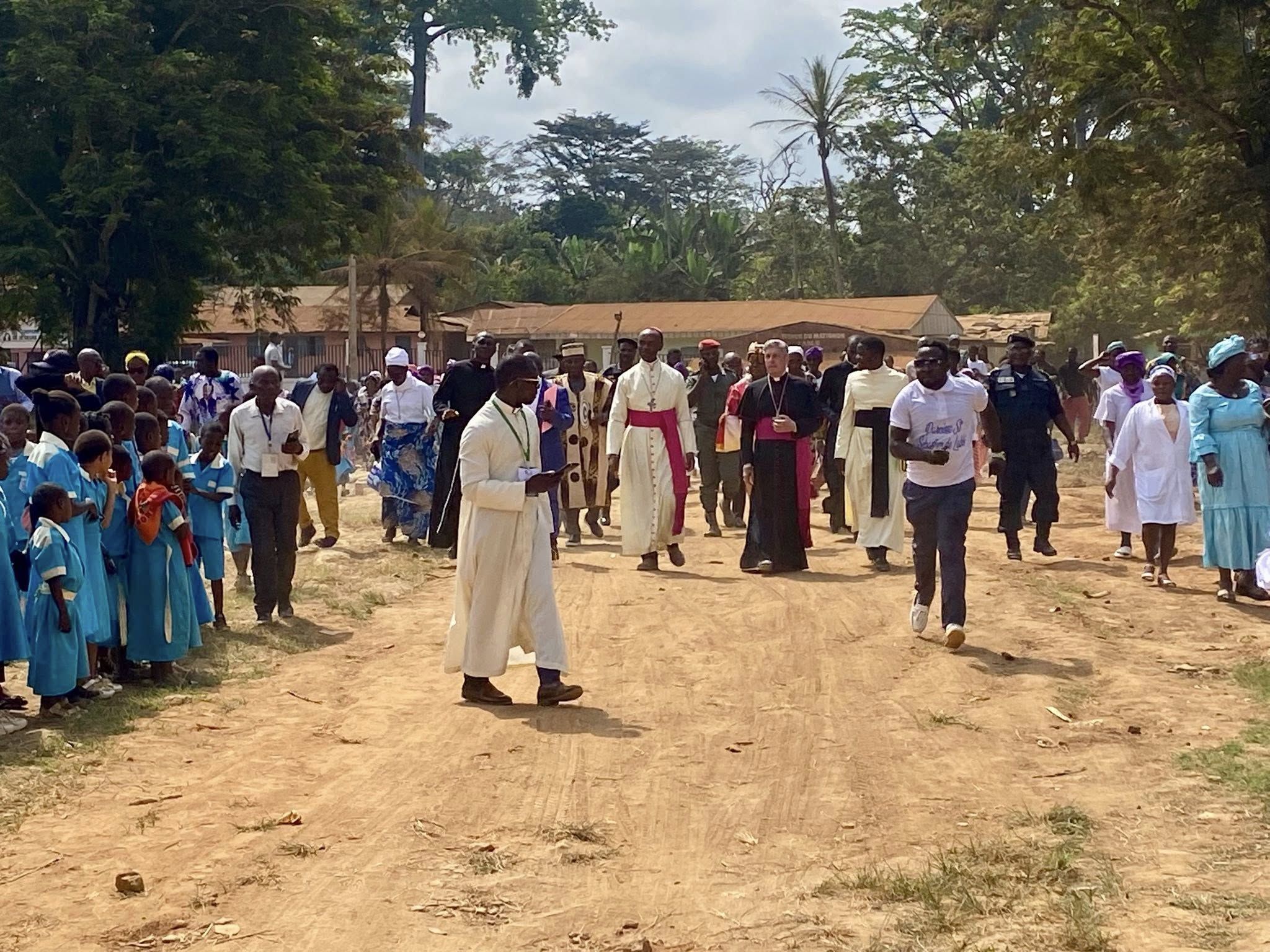 L’arcivescovo José Avelino Bettencourt, nunzio apostolico in Camerun e Guinea Equatoriale, durante la visita a una comunità cattolica del Camerun / Facebook