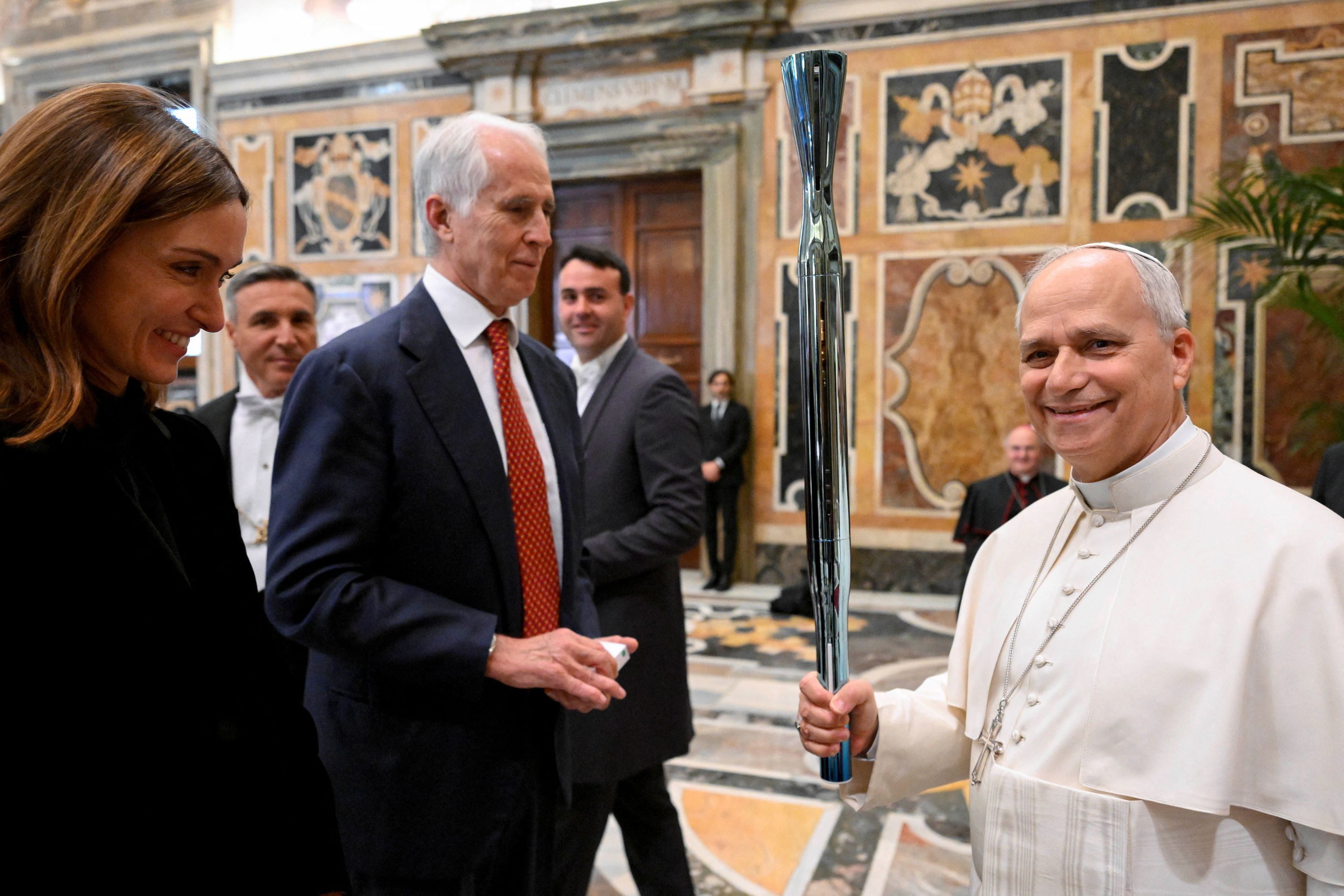 Il Papa riceve la torcia olimpica dal Presidente della Fondazione Milano Cortina 2026, Giovanni Malagò / Vatican Media