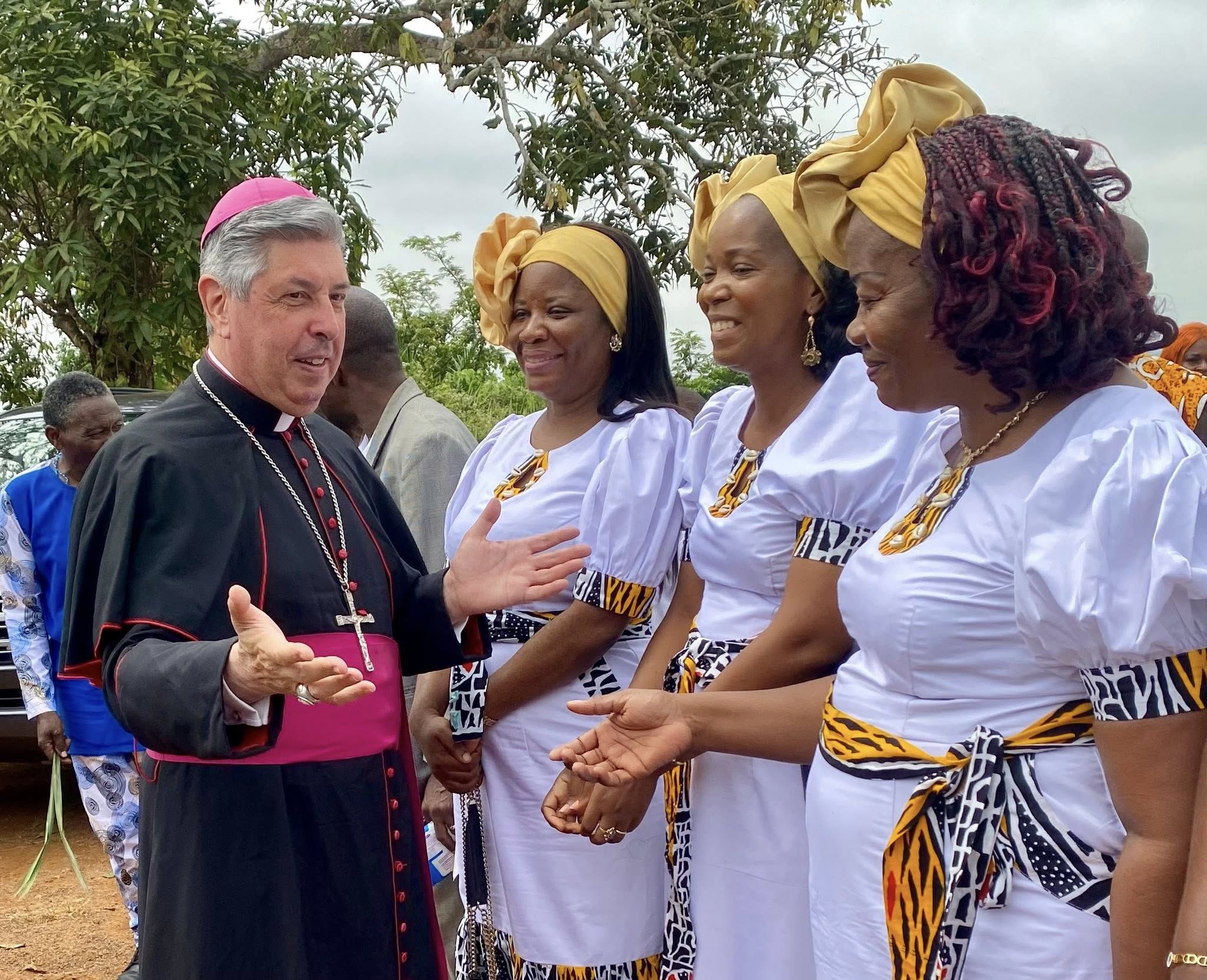 L’arcivescovo José Avelino Bettencourt, nunzio apostolico in Camerun e Guinea Equatoriale, fra i fedeli cattolici del Camerun / Facebook