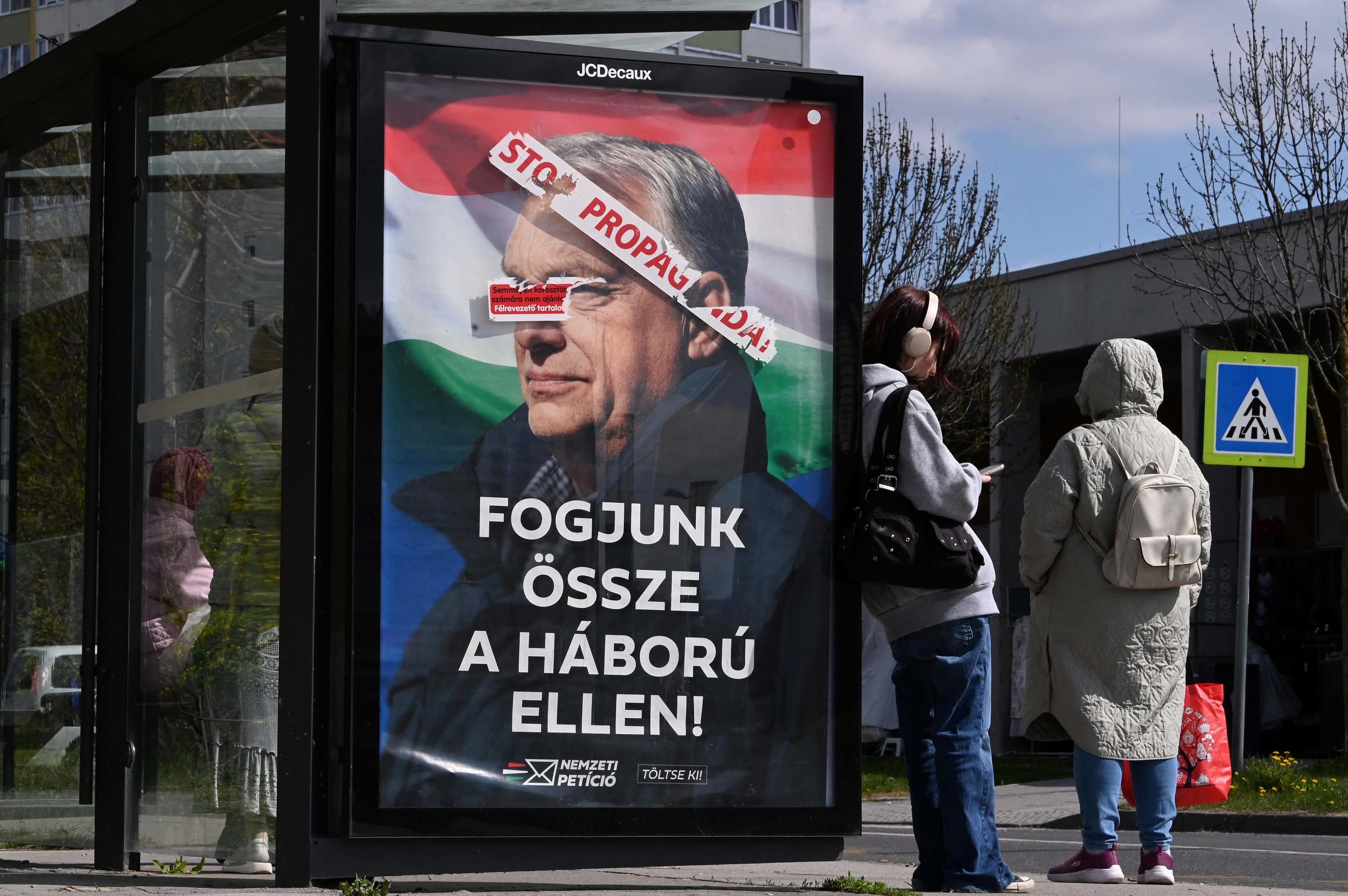 Viktor Orban in un poster elettorale / Attila KISBENEDEK / AFP)