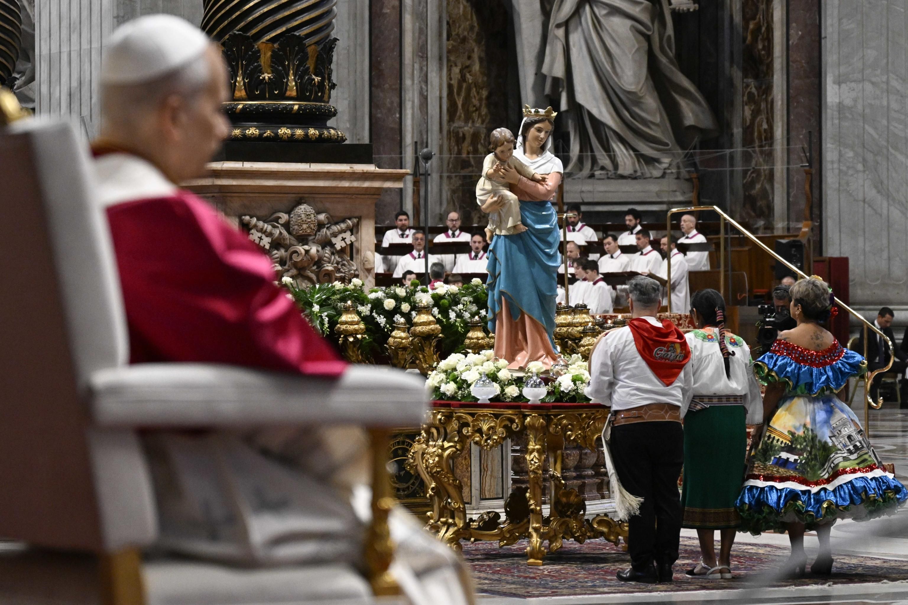 Papa Leone XIV durante il Rosario per la pace nella Basilica di San Pietro / ANSA
