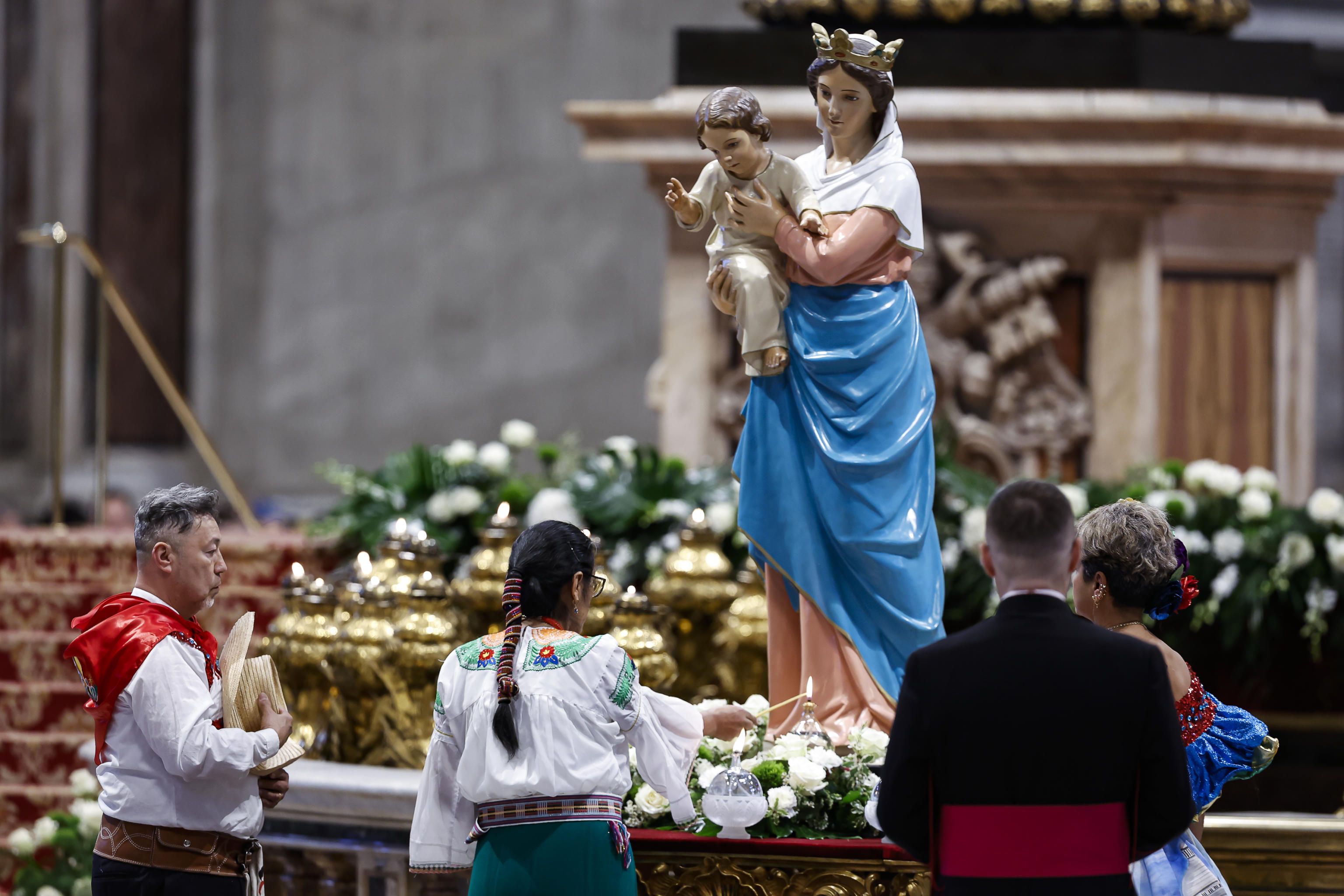 I rappresentanti dei cinque continenti accendono i lumi alla lampada della pace di Assisi durante il Rosario per la pace nella Basilica di San Pietro / ANSA