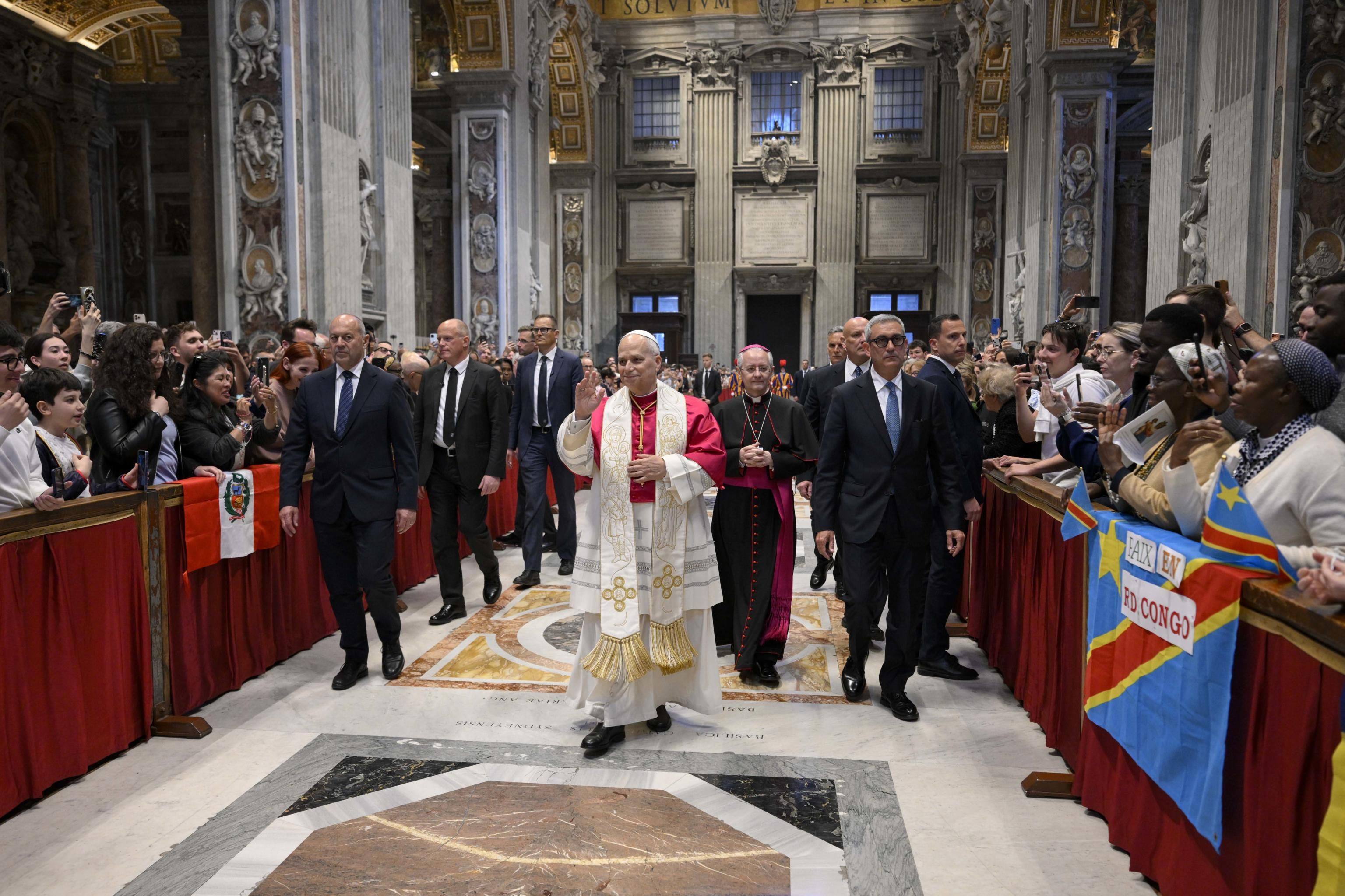 Papa Leone XIV mentre entra nella Basilica di San Pietro per il Rosario per la pace nel mondo / ANSA