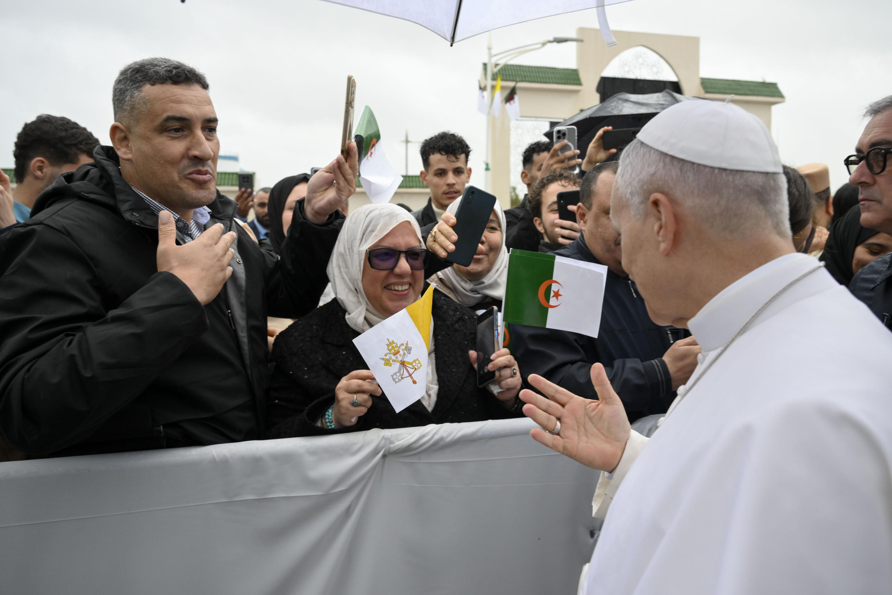 Il Papa al suo arrivo ad Annaba in Algeria sui passi di sant'Agostino / VATICAN MEDIA