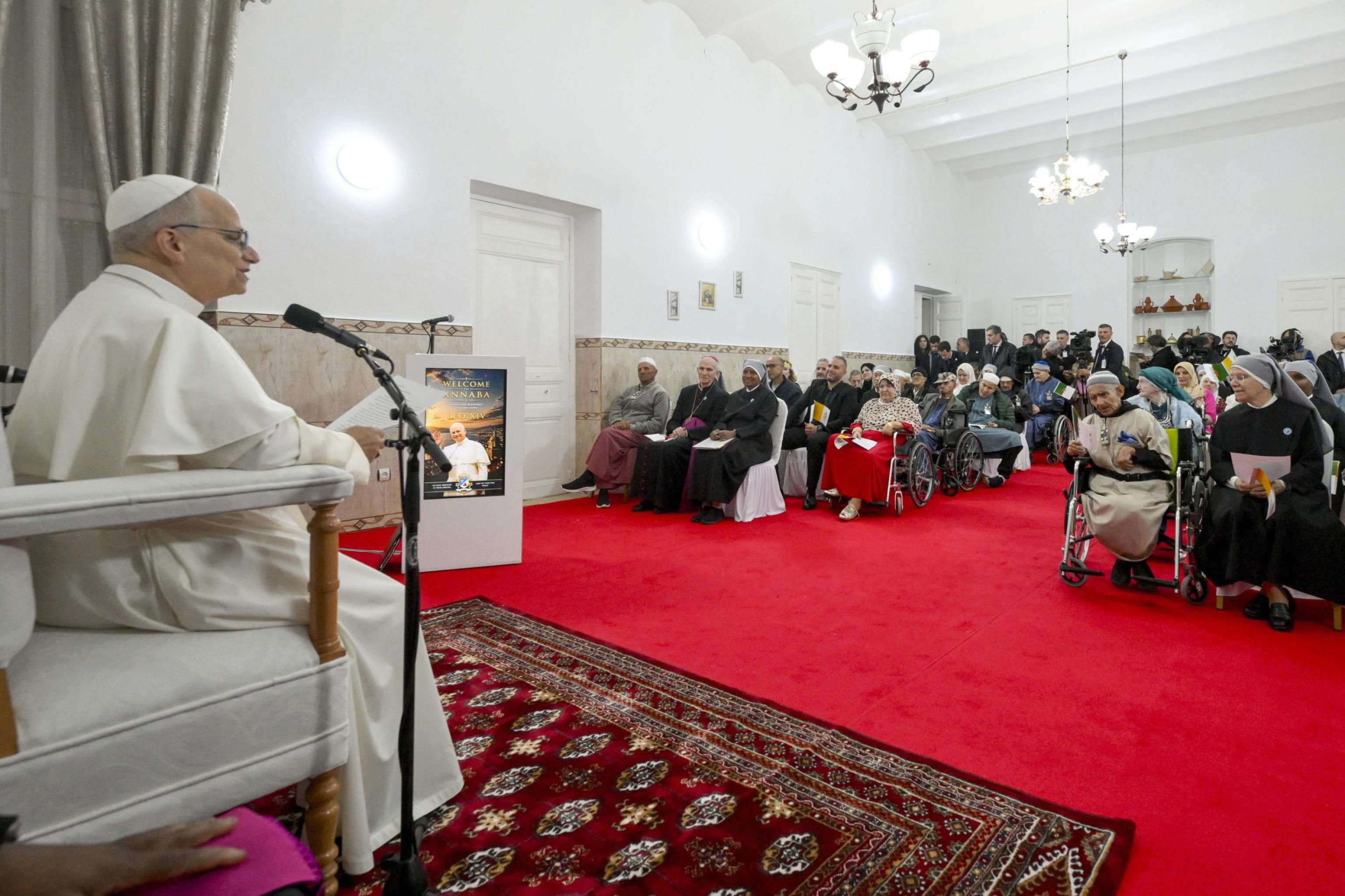 Papa Leone XIV visita la casa di accoglienza per anziani ad Annaba dove vivono ospiti sia cristiani sia musulmani / VATICAN MEDIAA
