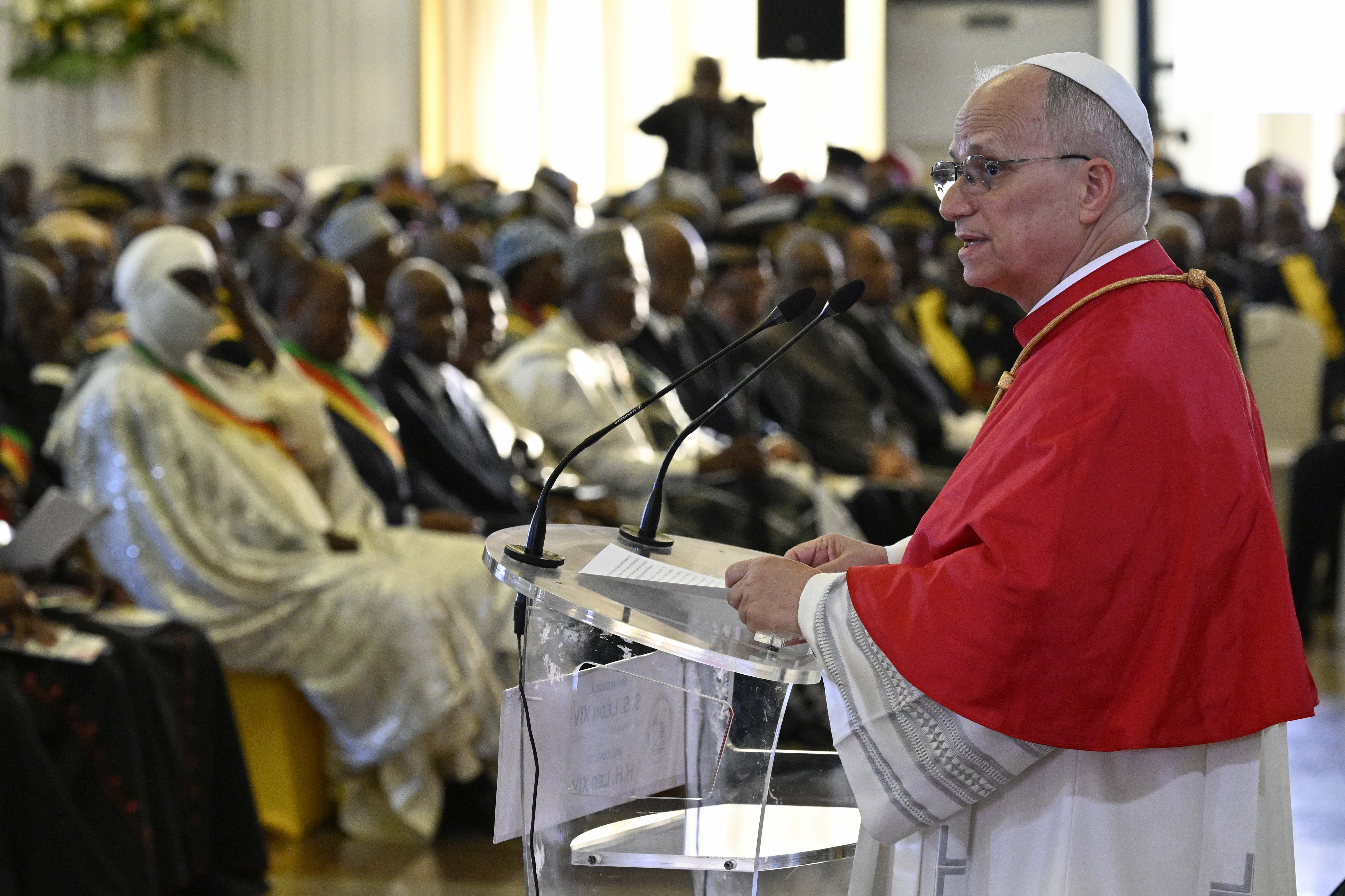Papa Leone XIV in Camerun nel palazzo presidenziale durante il suo primo intervento / VATICAN MEDIA