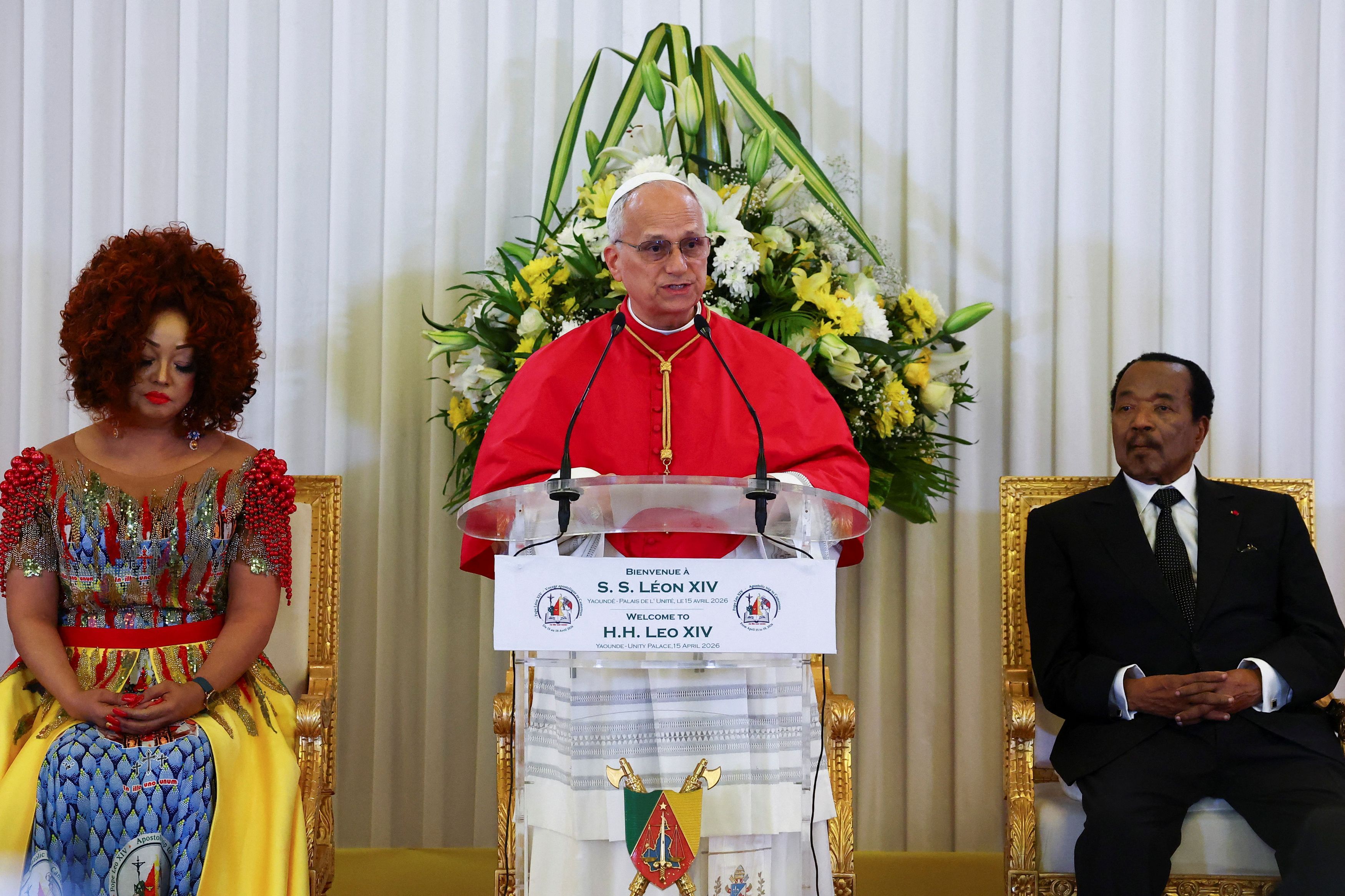 Papa Leone XIV in Camerun nel palazzo presidenziale durante l'incontro con il presidente Paul Biya. Al loro fianco la first lady Chantal Biya / REUTERS
