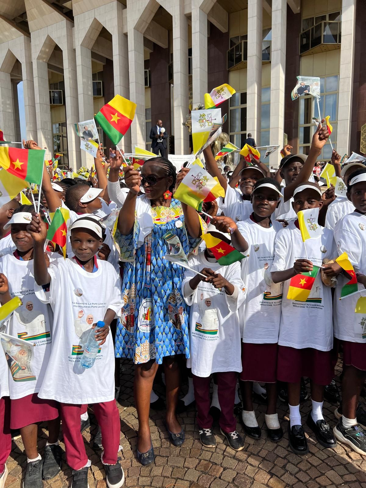 I bambini in festa per l'arrivo del Papa nel palazzo presidenziale della capitale del Camerun / AVVENIRE