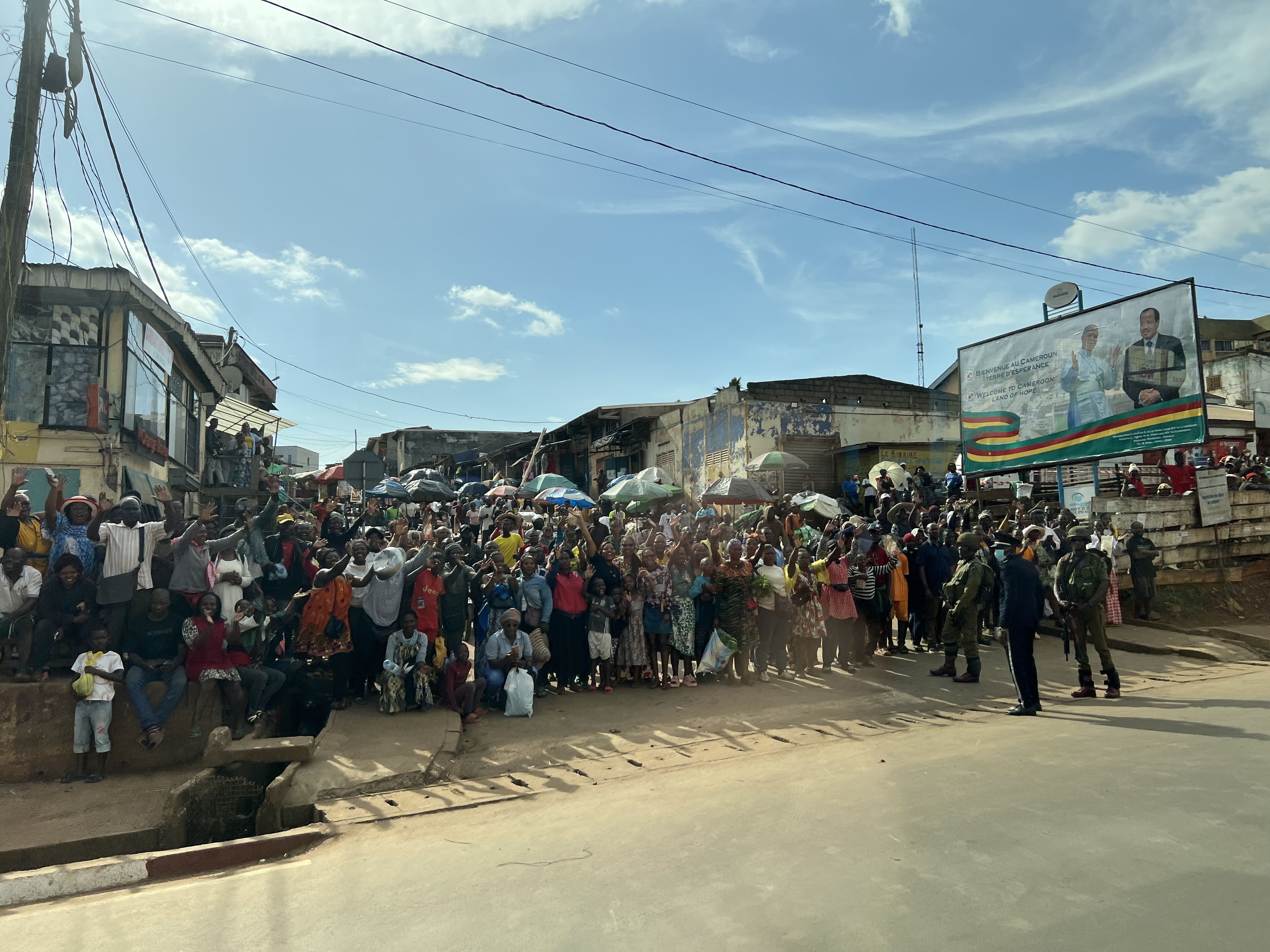 La folla lungo le strade di Yaoundé, capitale del Camerun, in attesa del Papa / AVVENIRE