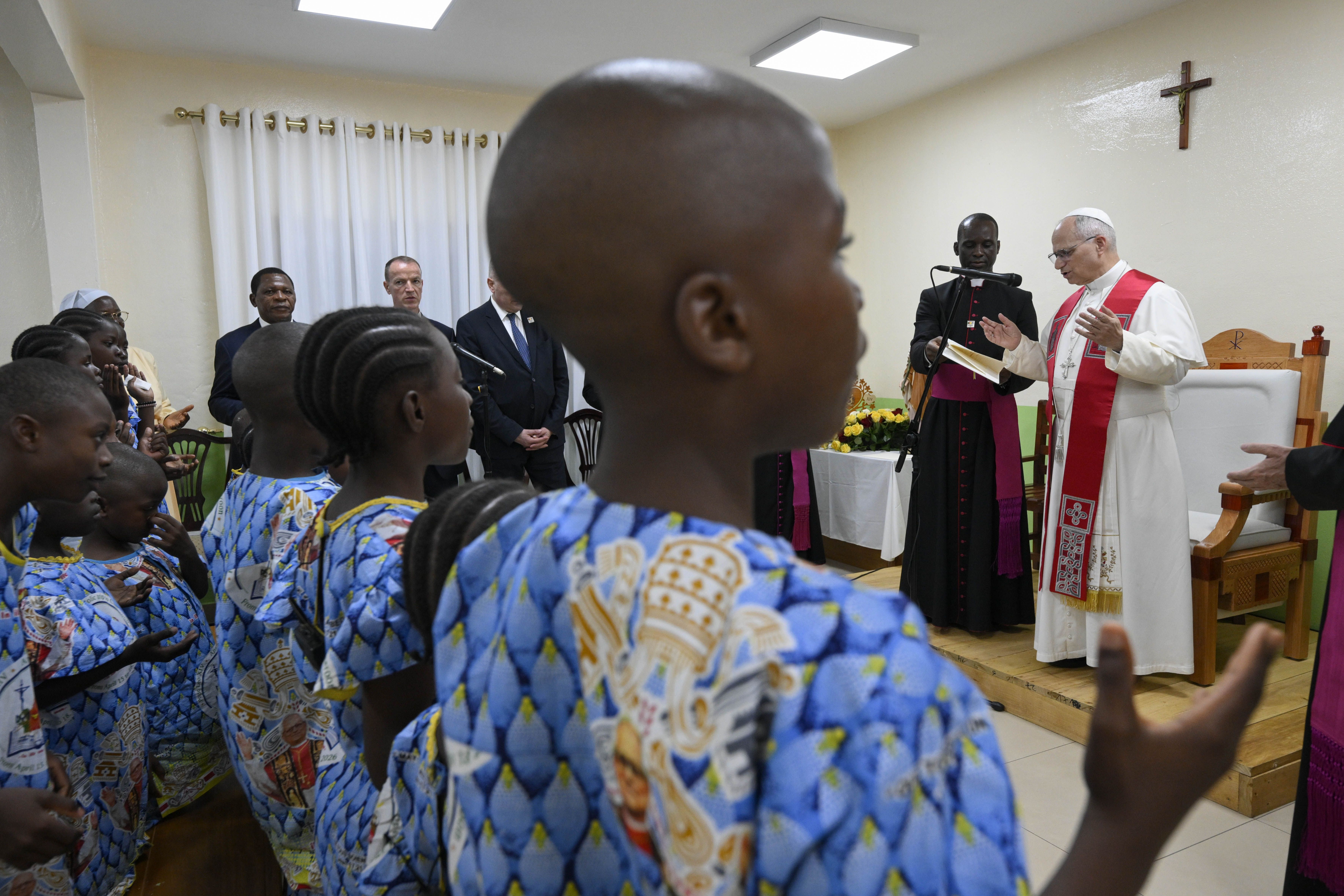 Leone XIV durante l'incontro con i bambini nell’orfanotrofio “Ngul-Zamba” gestito dalle Figlie di Maria a Yaoundé / VATICAN MEDIA