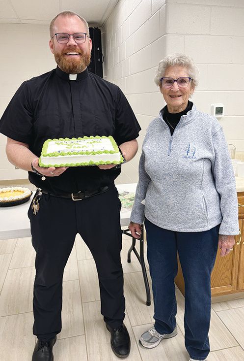 Regina Colbert e il suo parroco, padre Jason Doher