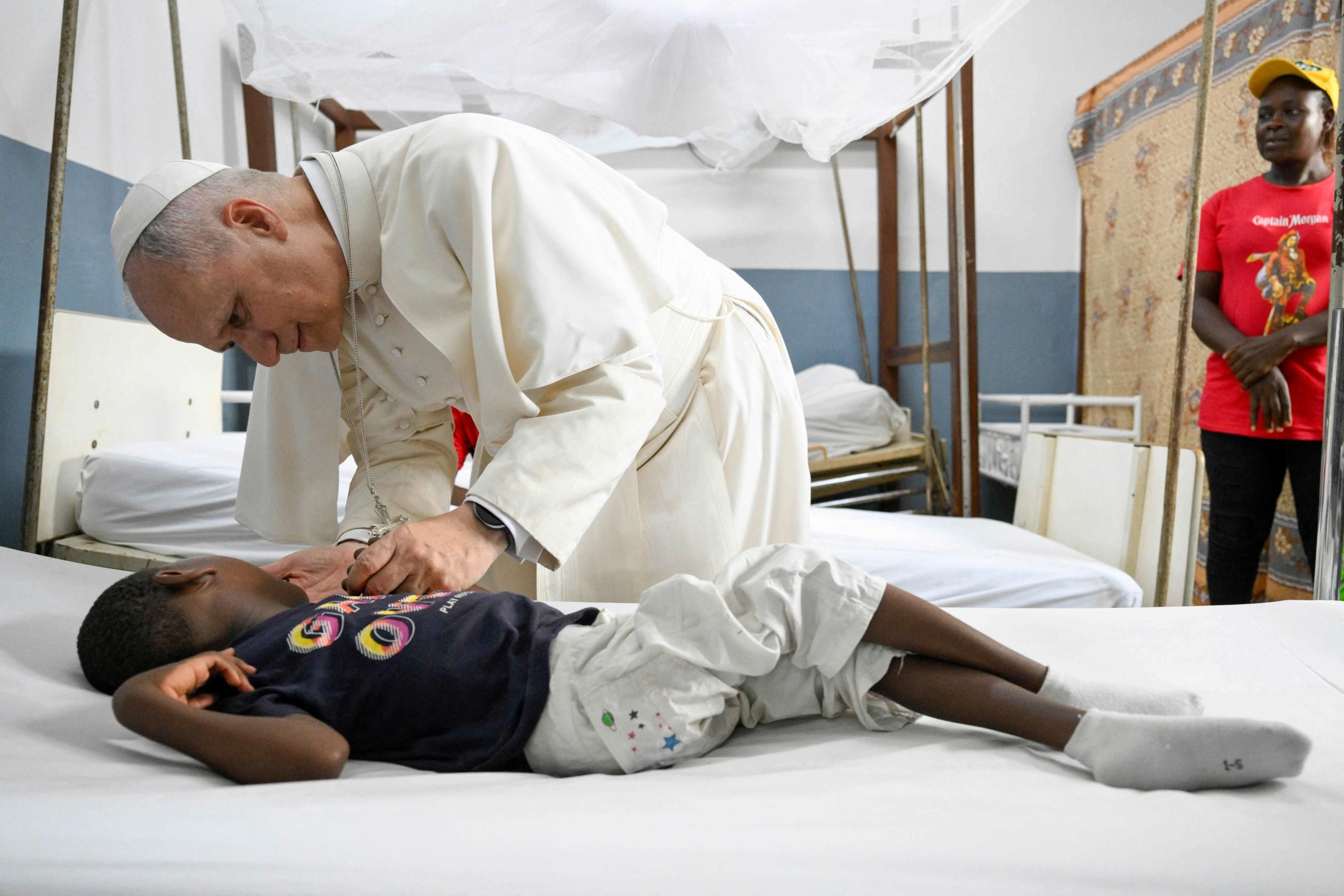 Il Papa fra i piccoli pazienti nella visita privata nell’ospedale cattolico “Saint Paul” di Douala / VATICAN MEDIA