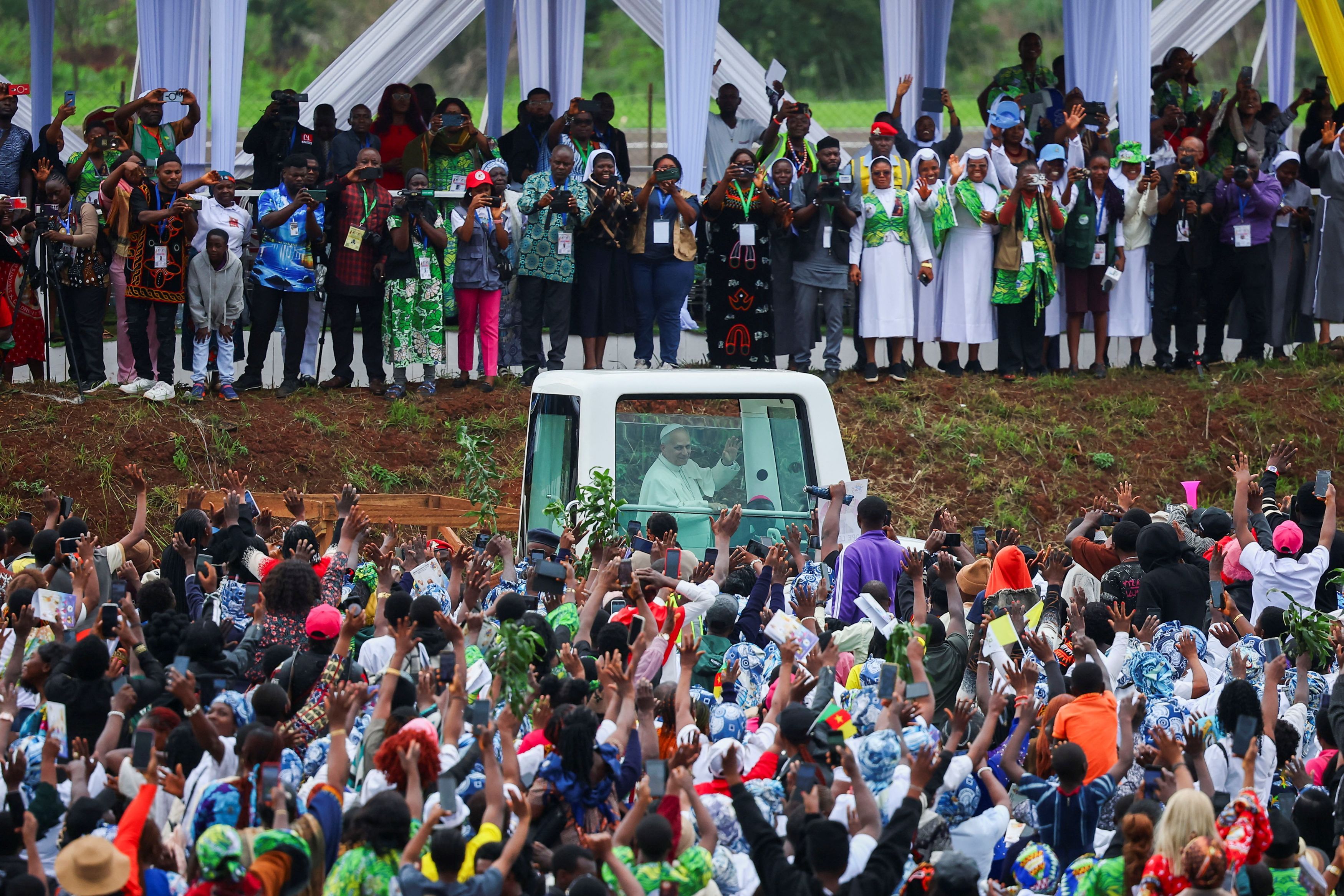 Papa Leone XIV fra i 20mila fedeli per la Messa nell'aeroporto di Bamenda, terra del Camerun dove è in corso da 9 anni la guerra civile / REUTERS