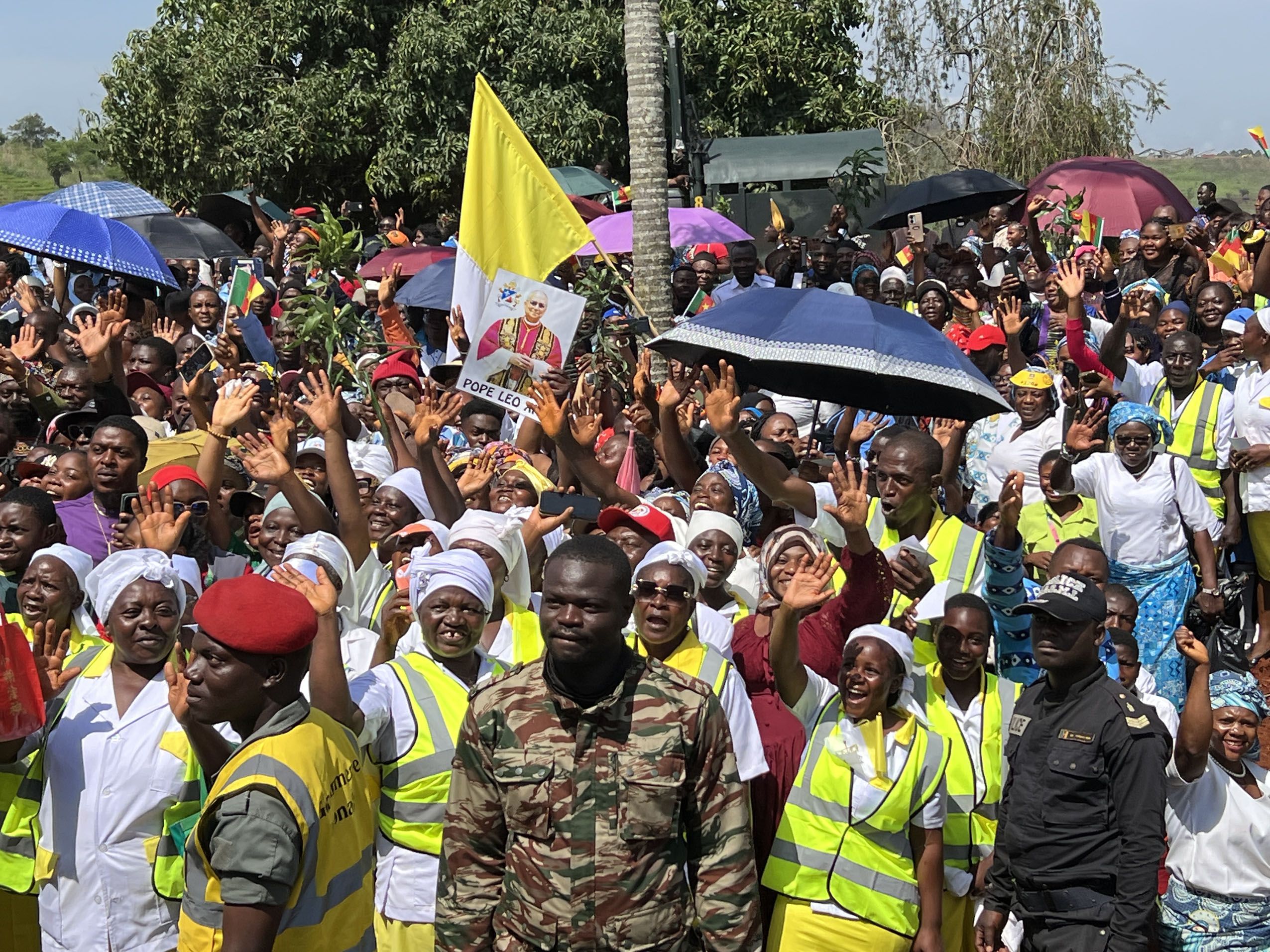 La folla in attesa di Leone XIV a Bamenda, terra del Camerun dove è in corso da 9 anni la guerra civile / AVVENIRE