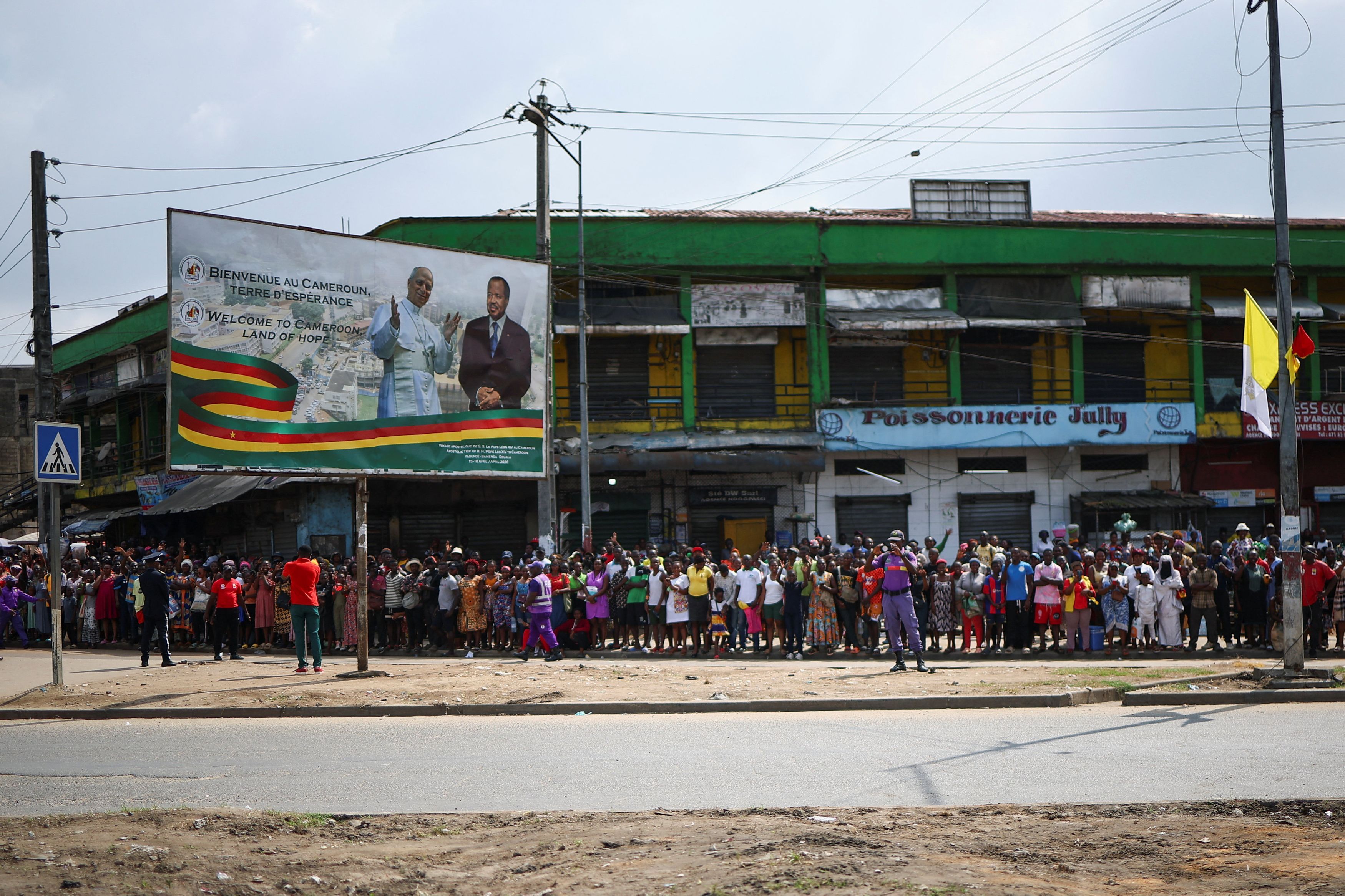 L'attesa del passaggio del Papa nei quartieri poveri di Douala, capitale economica del Camerun / REUTERS