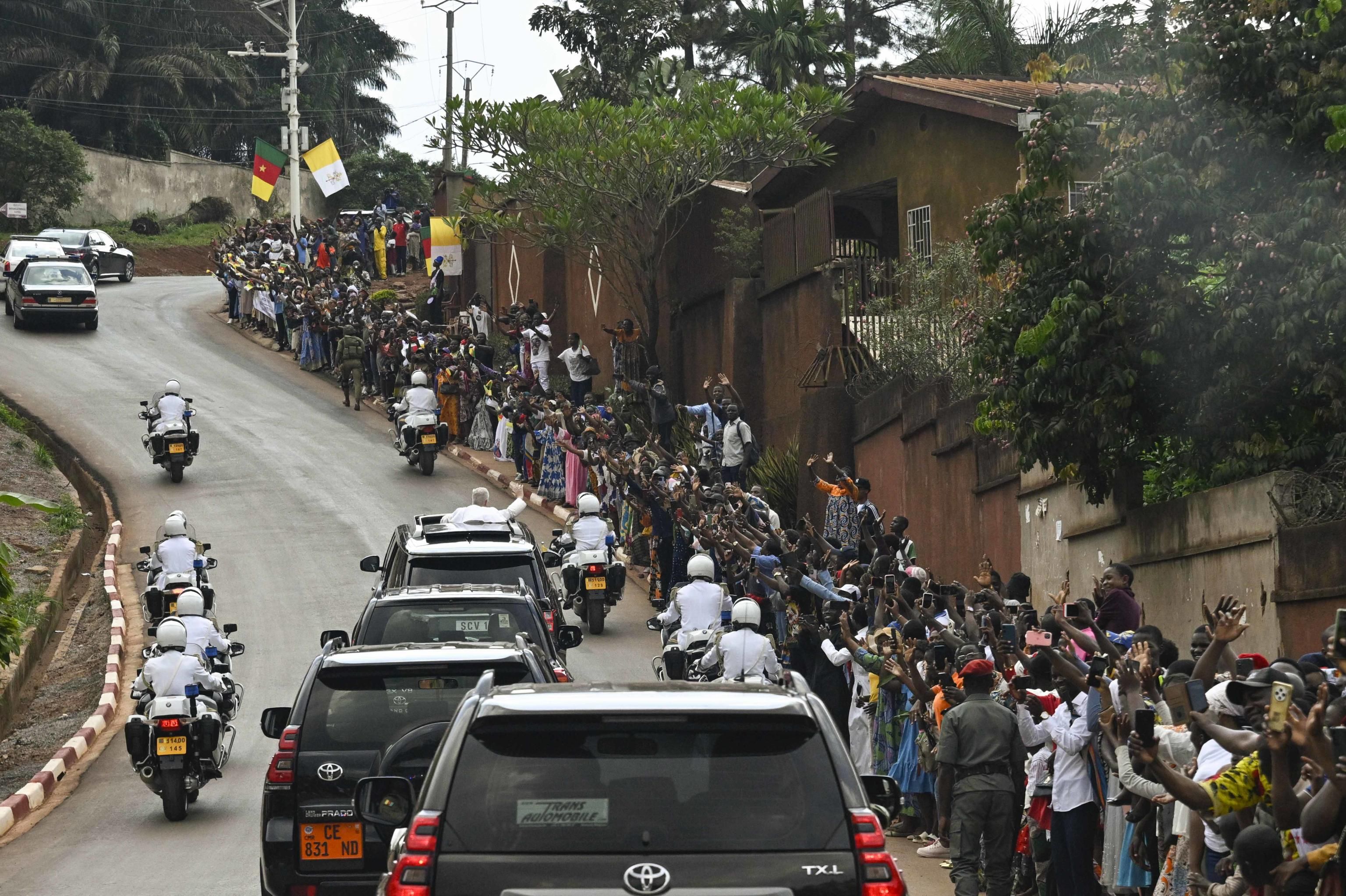Bagno di folla per Leone XIV lungo le strade di Yaoundé, capitale del Camerun&nbsp; / VATICAN MEDIA