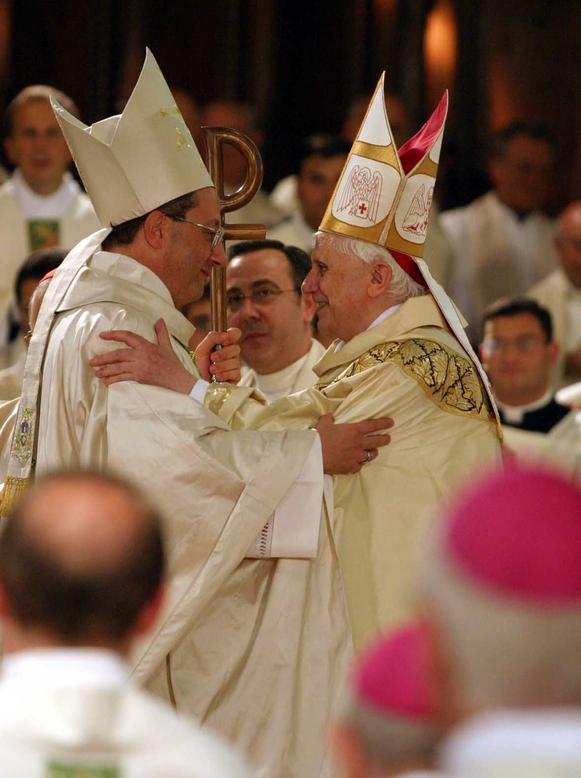 Il cardinale Ratzinger abbraccia Bruno Forte in occasione della sua consacrazione episcopale, avvenuta l’8 settembre 2004 nella Cattedrale a Napoli / Siciliani