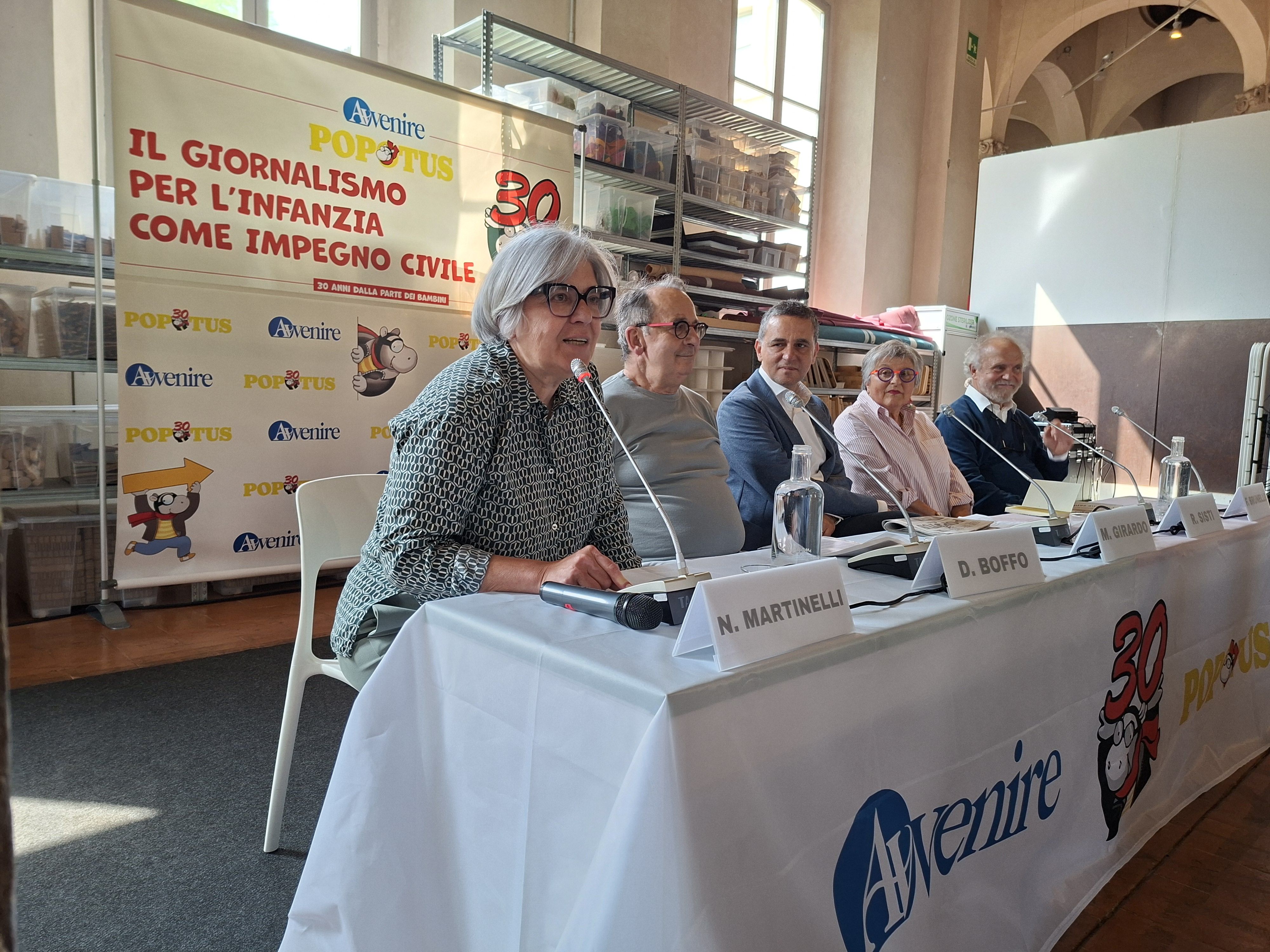 Il tavolo dei relatori. In primo piano, Nicoletta Martinelli, coordinatrice di Popotus