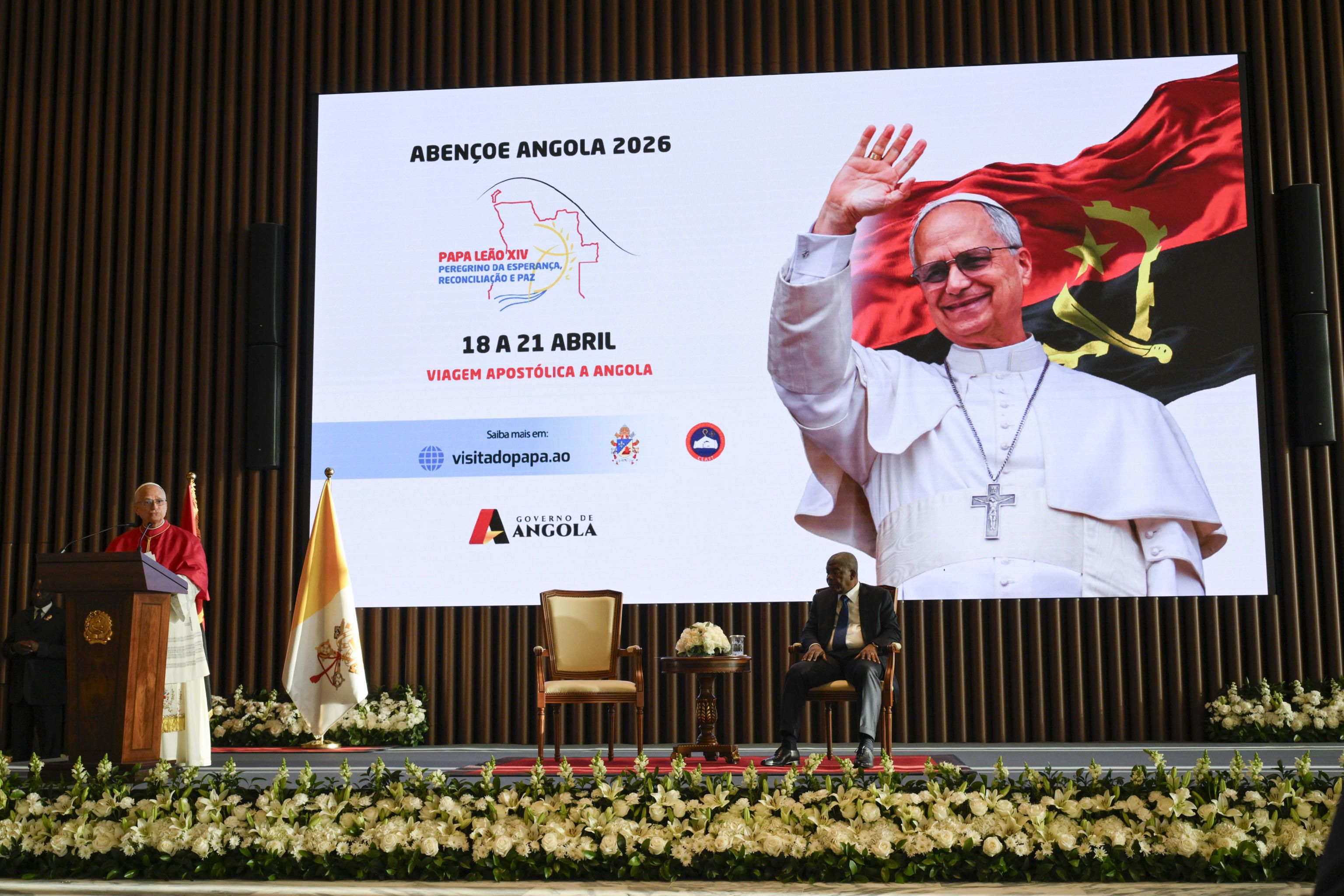 Papa Leone XIV con il presidente dell'Angola durante l'incontro con le autorità e la società civile / VATICAN MEDIA