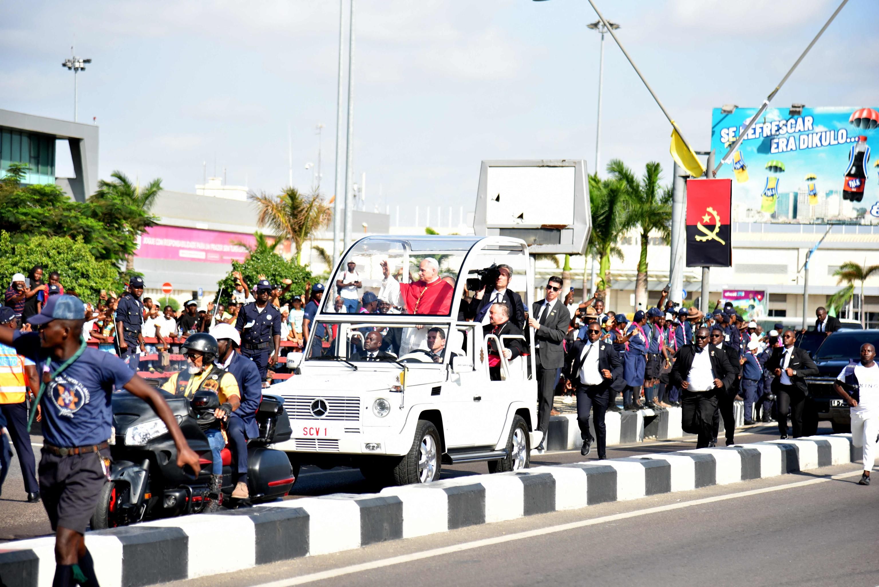 Papa Leone XIV fra le migliaia di persone che lo attendono a Luanda, capitale dell'Angola / AFP