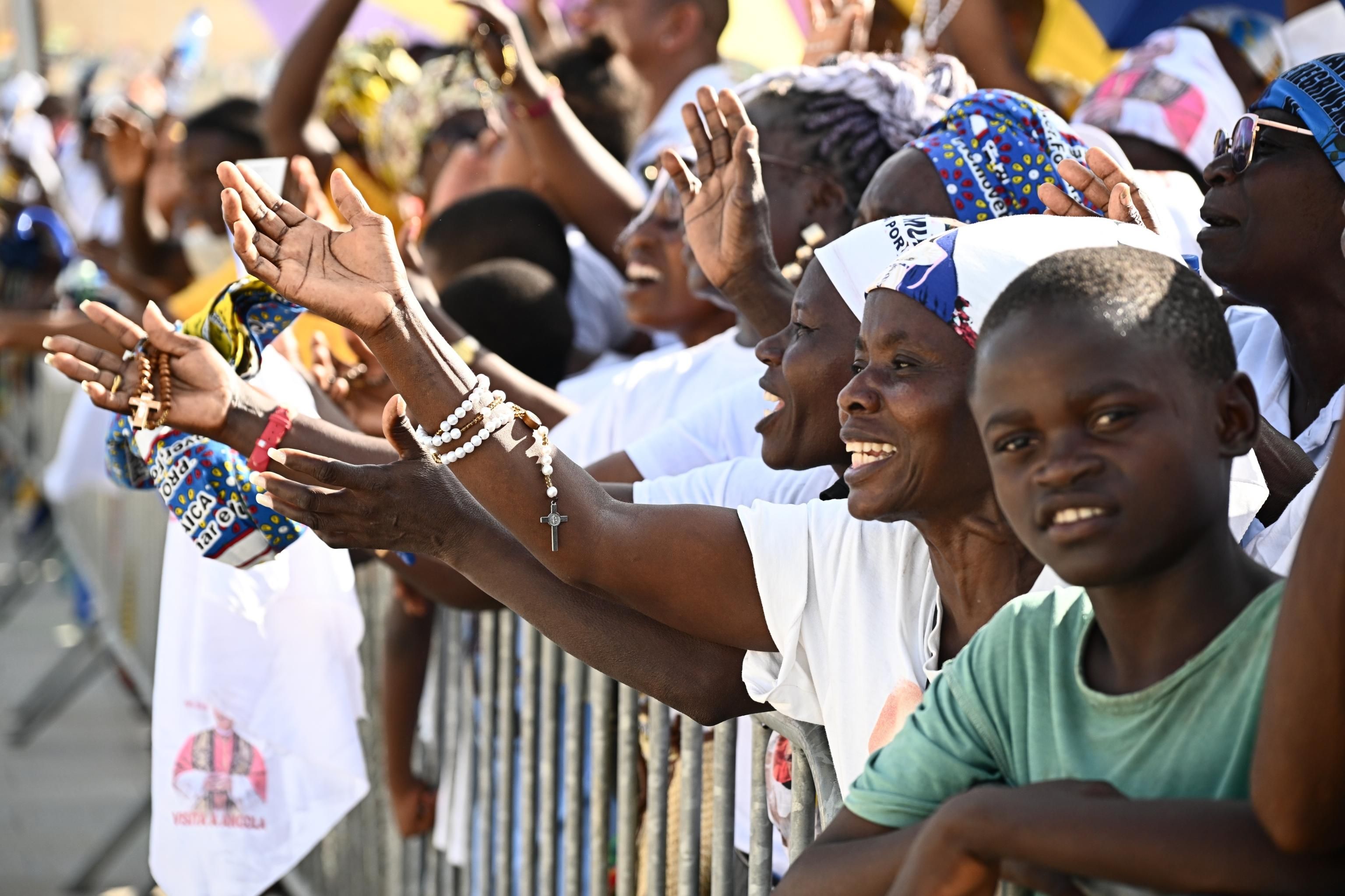 La folla di fronte al santuario mariano "Mama Muxima" per la preghiera del Rosario con il Papa / ANSA