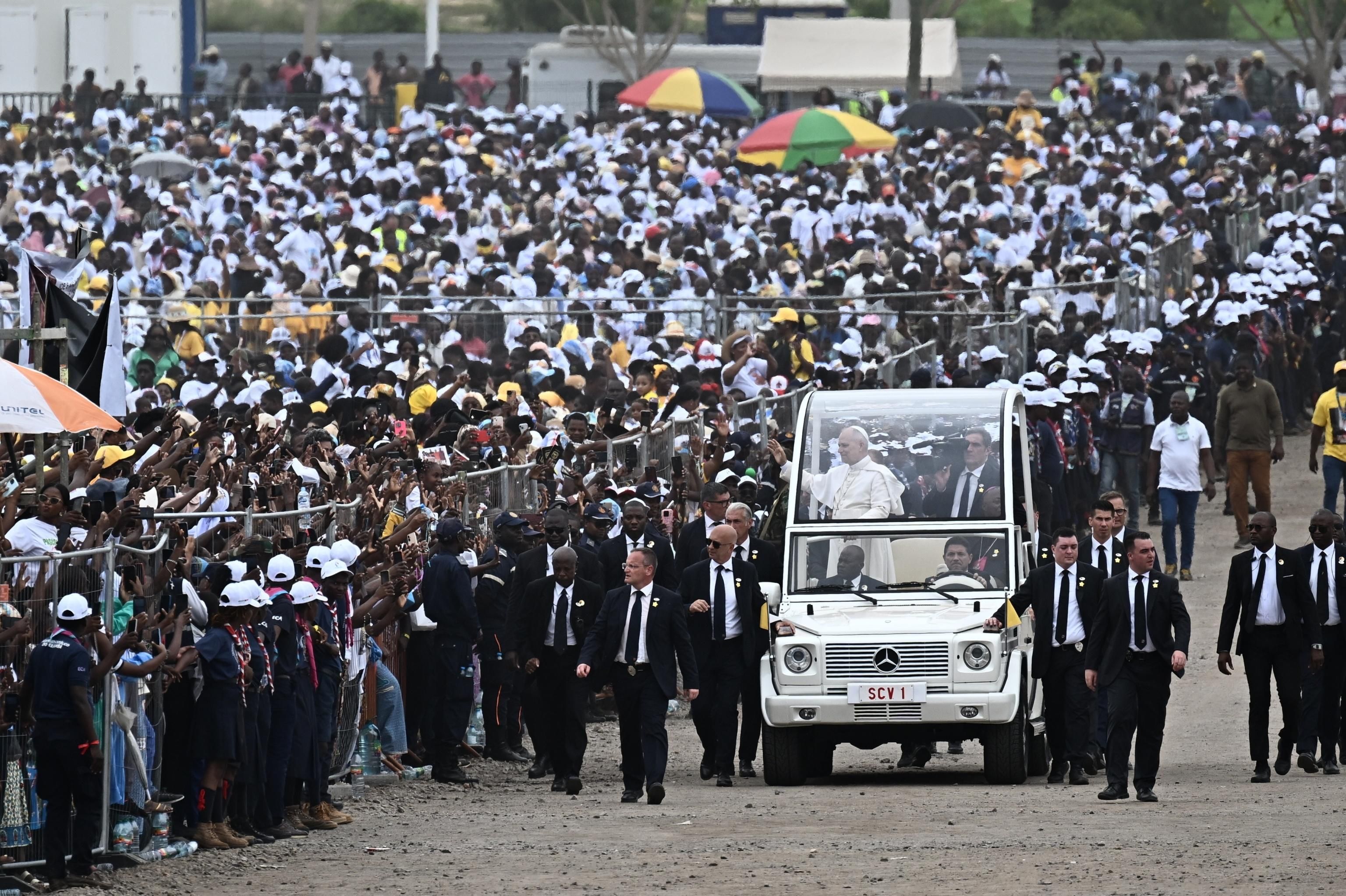 Papa Leone XIV saluta la folla prima della Messa della domenica a Kilamba, "città fantasma" voluta dalla Cina a 30 chilometri dalla capitale dell'Angola / ANSA