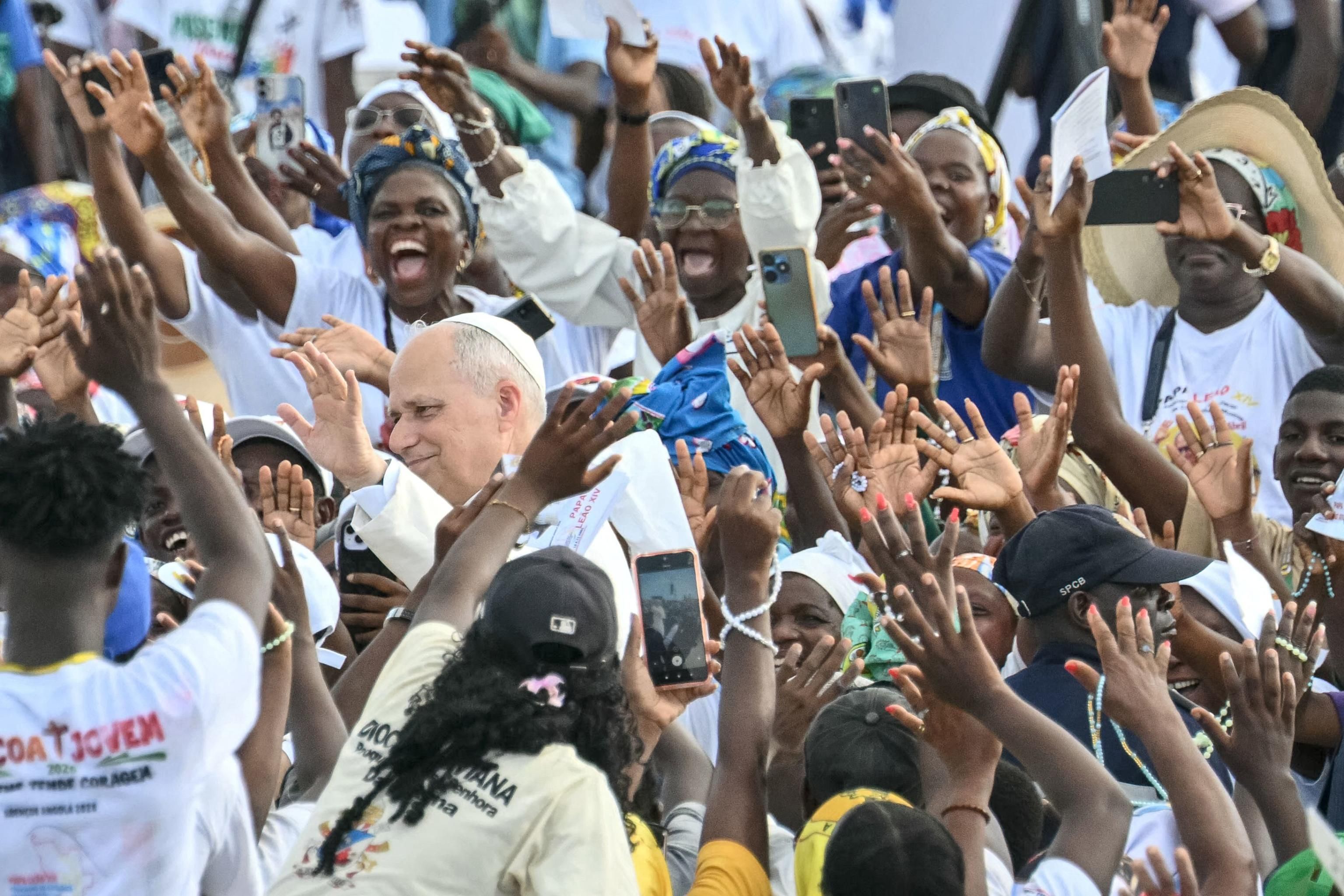 Papa Leone XIV fra la folla di fronte al santuario mariano "Mama Muxima" prima della preghiera del Rosario / AFP