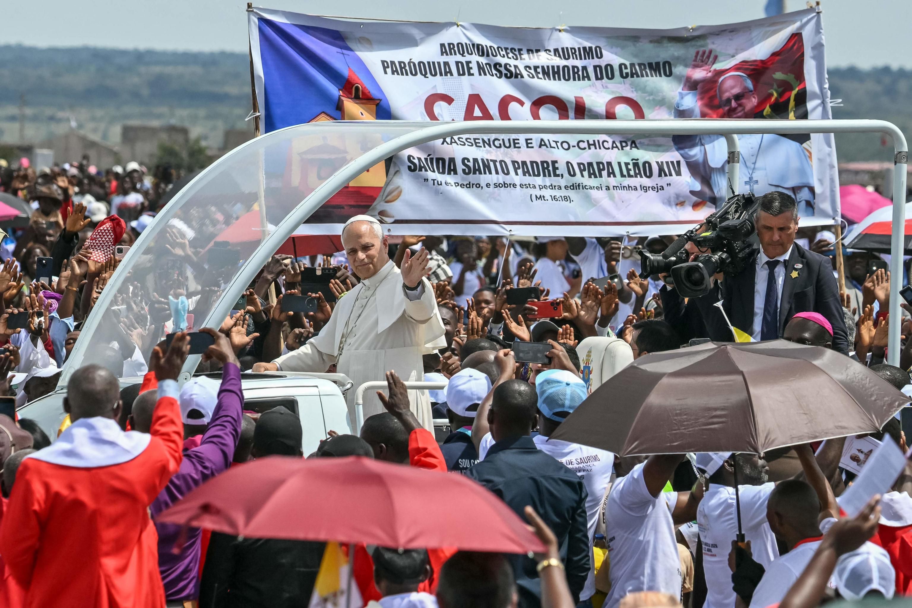  Papa Leone XIV fra i fedeli arrivati per la Messa a Saurimo, capoluogo della regione dell’Angola che esporta i gioielli nel mondo ma dove si vive in povertà estrema / VATICAN MEDIA